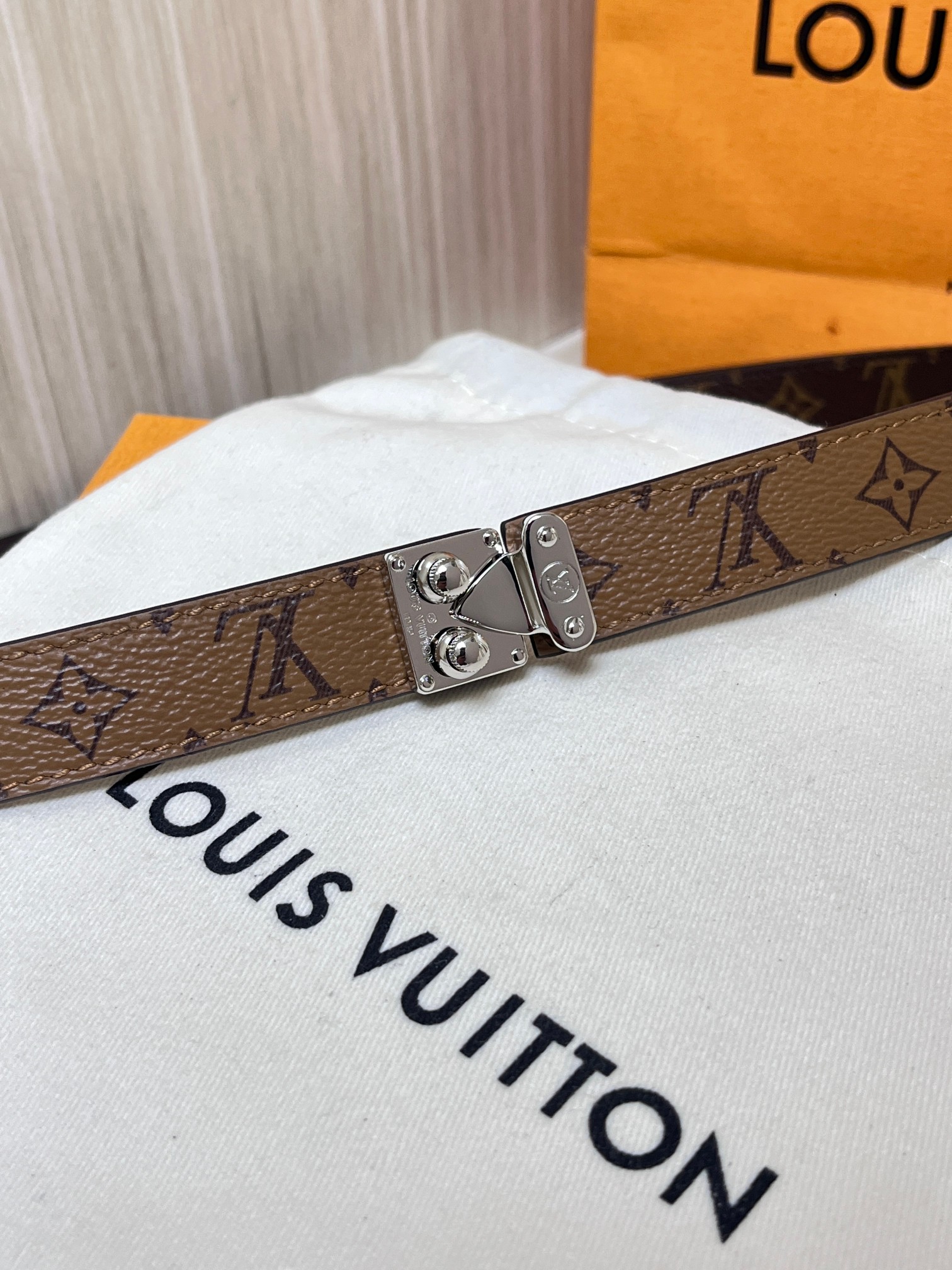 2.0黑色Serrures 腰带取材牛皮革，以耀目 S-Lock 搭扣致意品牌传统硬箱。路易威登标识压纹