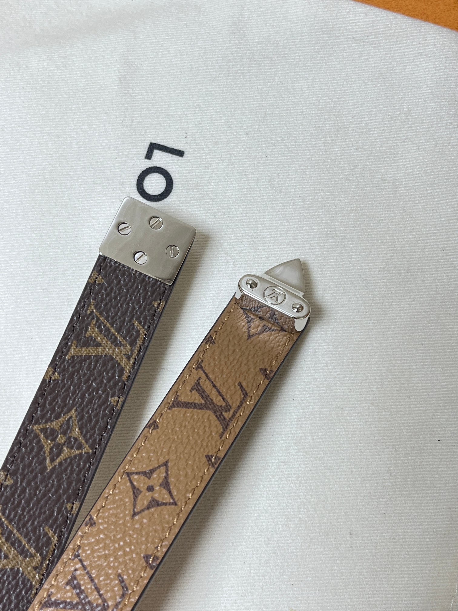 2.0黑色Serrures 腰带取材牛皮革，以耀目 S-Lock 搭扣致意品牌传统硬箱。路易威登标识压纹