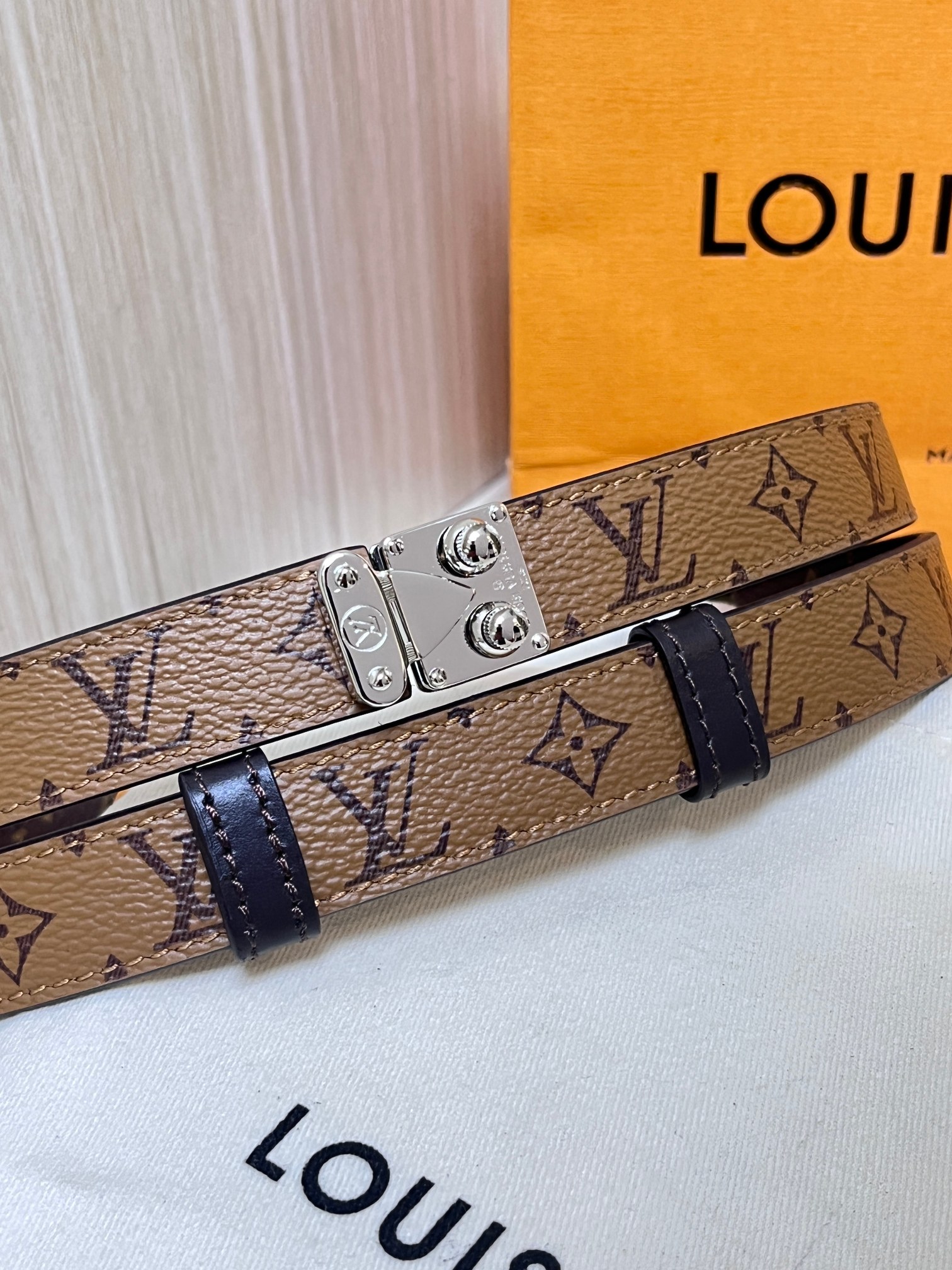 2.0黑色Serrures 腰带取材牛皮革，以耀目 S-Lock 搭扣致意品牌传统硬箱。路易威登标识压纹