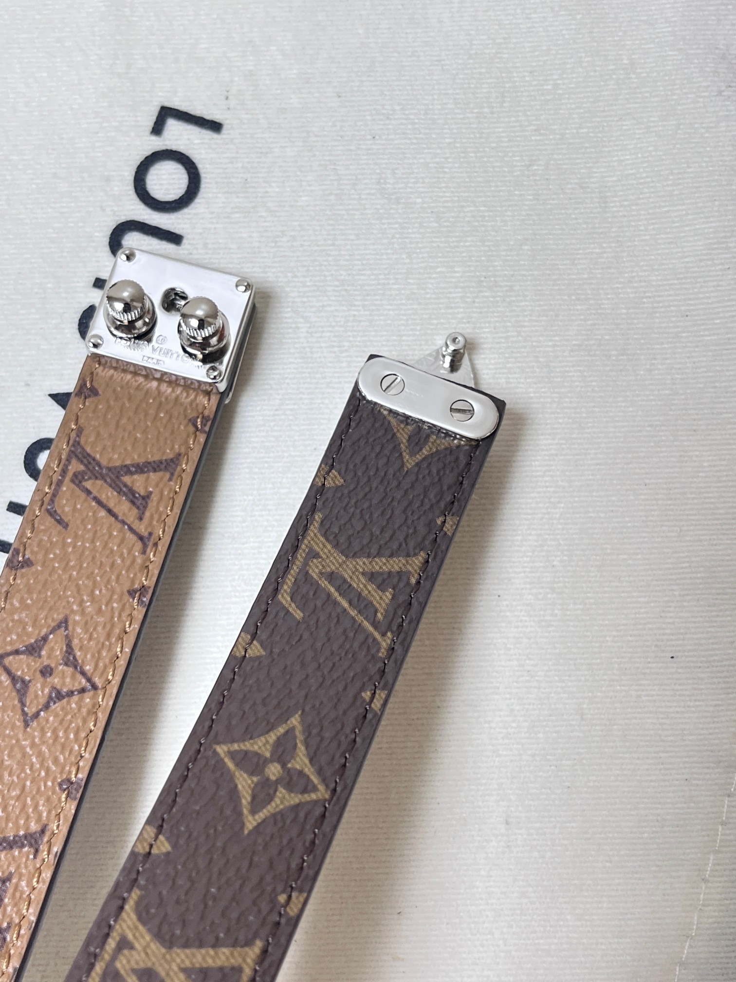 2.0黑色Serrures 腰带取材牛皮革，以耀目 S-Lock 搭扣致意品牌传统硬箱。路易威登标识压纹