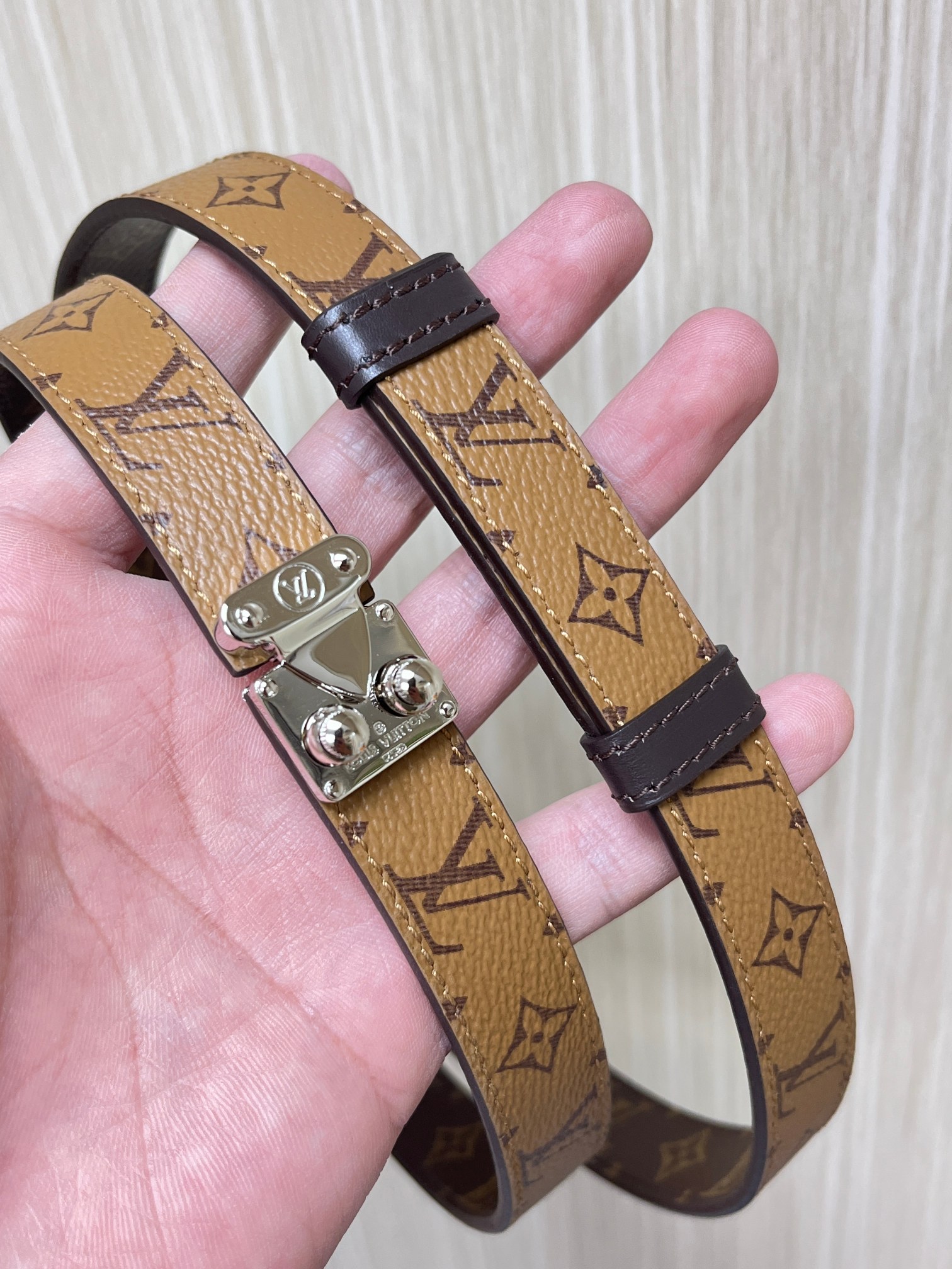 2.0黑色Serrures 腰带取材牛皮革，以耀目 S-Lock 搭扣致意品牌传统硬箱。路易威登标识压纹