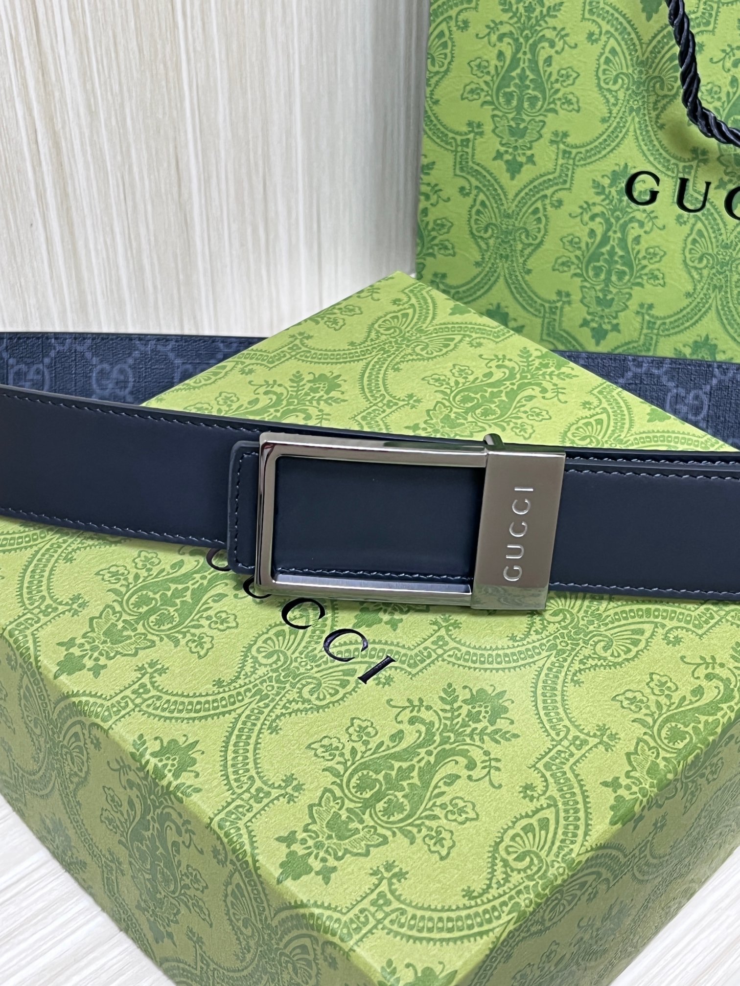 💰200 Gucci 衔接品牌的过去和现在，以焕新方式继续演绎经典元素。这款腰带采用Supreme帆布制成，饰有GG字母交织图案，以Gucci刻花呈现长方形搭扣开合设计3.5挂扣