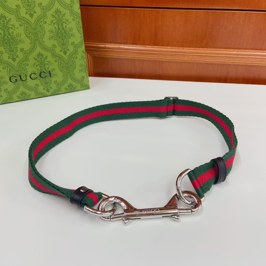 Gucci 古奇官网新款，双弹簧钩扣窄腰带，经典红绿布可调节，尺码S、M、L，新时尚穿搭，随性松弛感.2