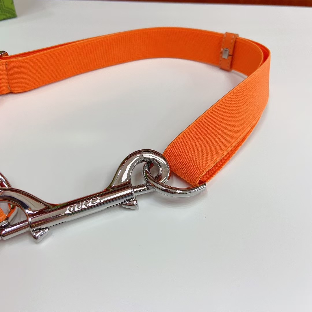 Gucci 古奇官网新款，双弹簧钩扣窄腰带，经典红绿布可调节，尺码S、M、L，新时尚穿搭，随性松弛感。2