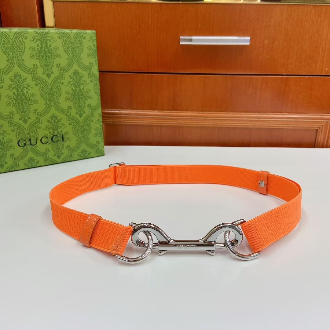 Gucci 古奇官网新款，双弹簧钩扣窄腰带，经典红绿布可调节，尺码S、M、L，新时尚穿搭，随性松弛感。2