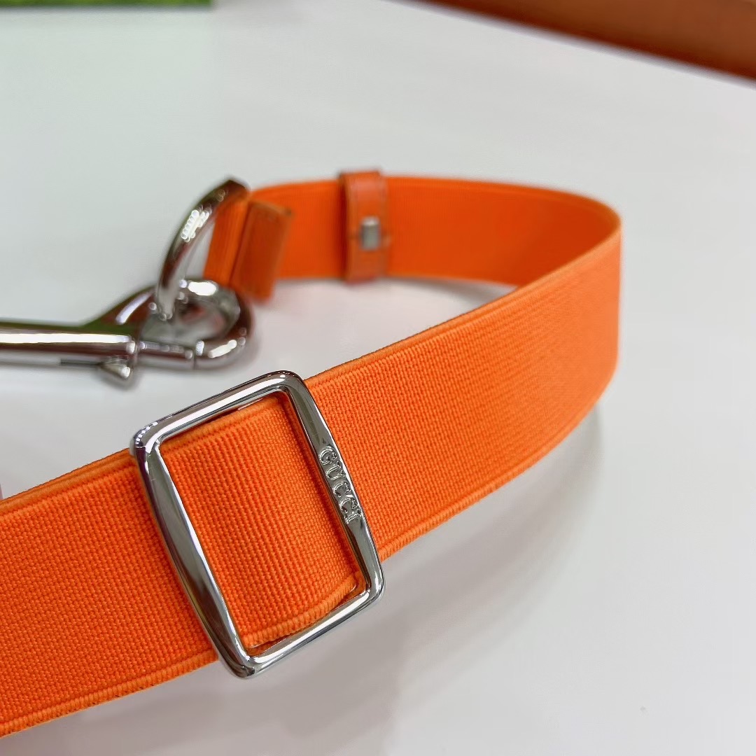 Gucci 古奇官网新款，双弹簧钩扣窄腰带，经典红绿布可调节，尺码S、M、L，新时尚穿搭，随性松弛感。2