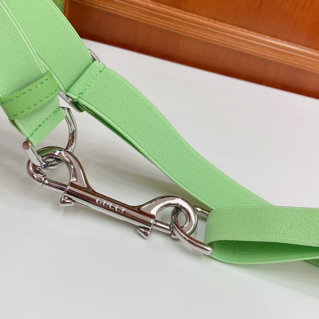 Gucci 古奇官网新款，双弹簧钩扣窄腰带，经典红绿布可调节，尺码S、M、L，新时尚穿搭，随性松弛感。2