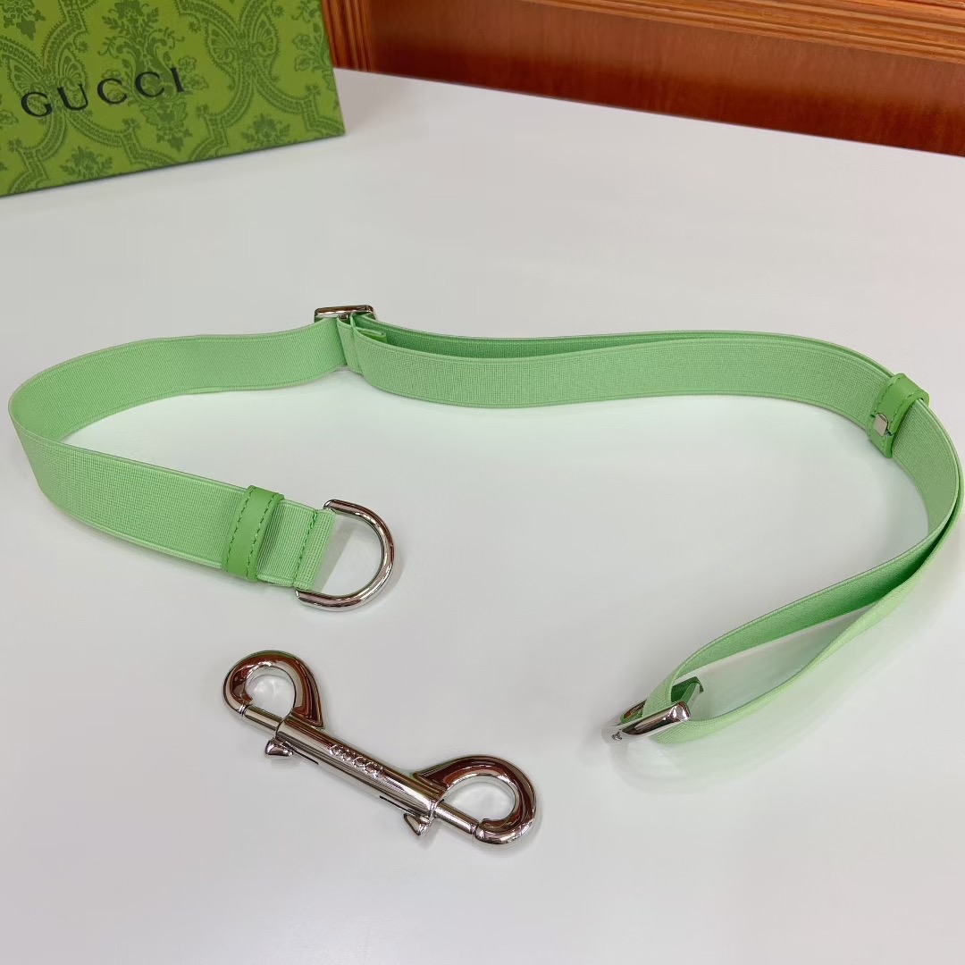 Gucci 古奇官网新款，双弹簧钩扣窄腰带，经典红绿布可调节，尺码S、M、L，新时尚穿搭，随性松弛感。2