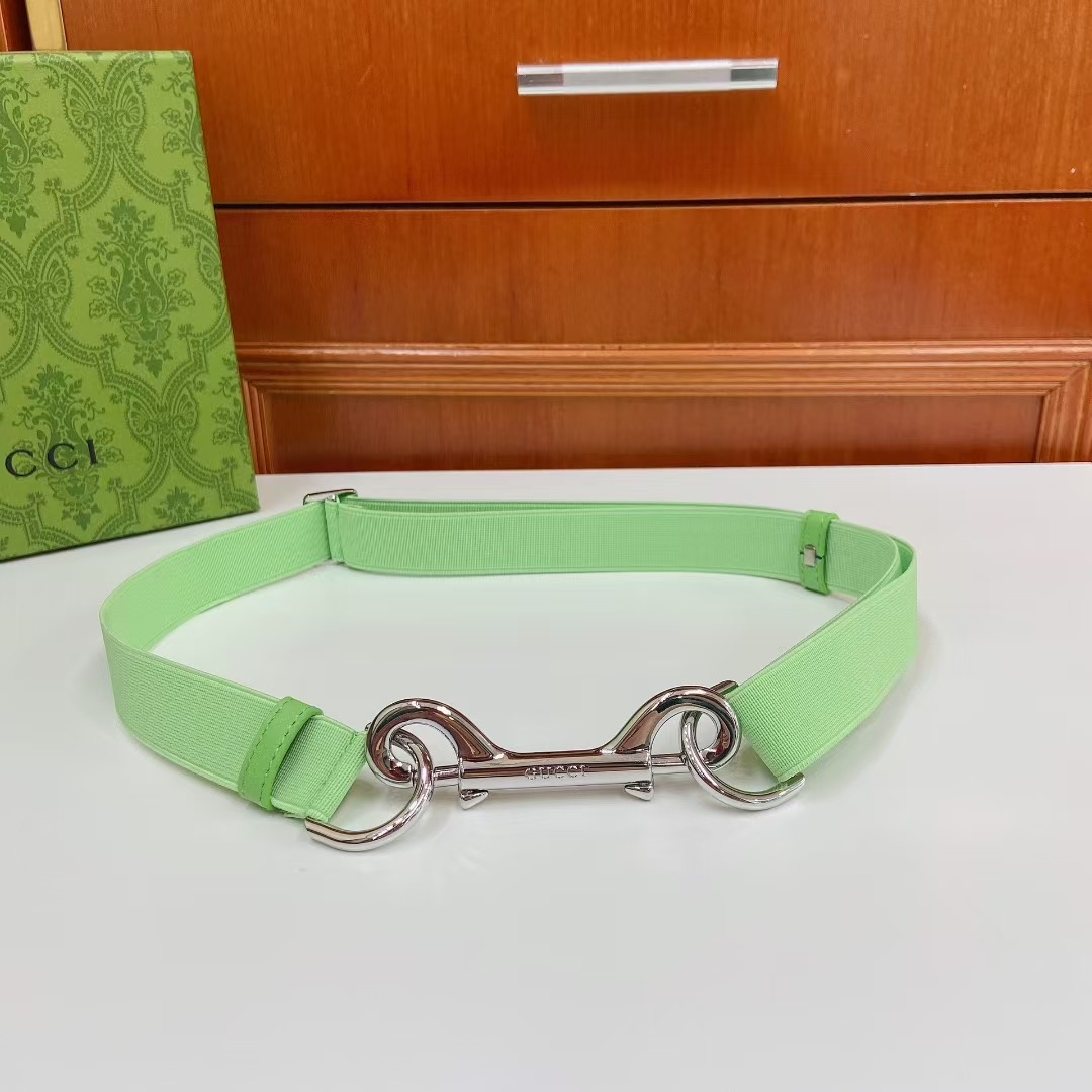Gucci 古奇官网新款，双弹簧钩扣窄腰带，经典红绿布可调节，尺码S、M、L，新时尚穿搭，随性松弛感。2