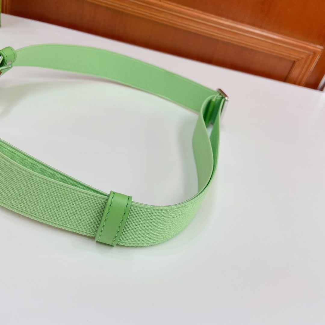 Gucci 古奇官网新款，双弹簧钩扣窄腰带，经典红绿布可调节，尺码S、M、L，新时尚穿搭，随性松弛感。2