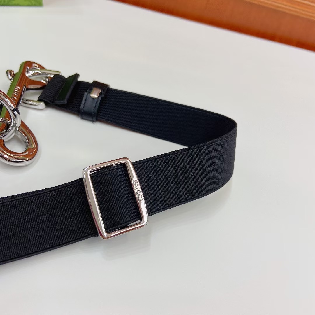Gucci 古奇官网新款，双弹簧钩扣窄腰带，经典红绿布可调节，尺码S、M、L，新时尚穿搭，随性松弛感。2