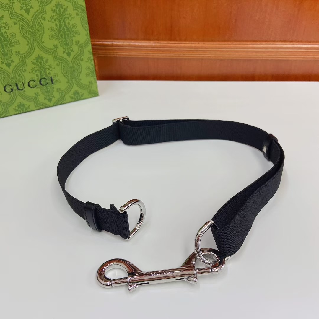 Gucci 古奇官网新款，双弹簧钩扣窄腰带，经典红绿布可调节，尺码S、M、L，新时尚穿搭，随性松弛感。2