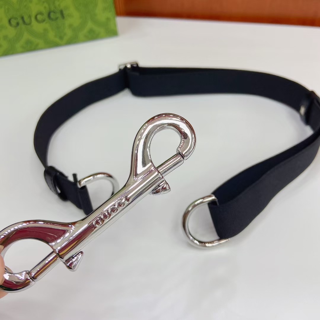 Gucci 古奇官网新款，双弹簧钩扣窄腰带，经典红绿布可调节，尺码S、M、L，新时尚穿搭，随性松弛感。2