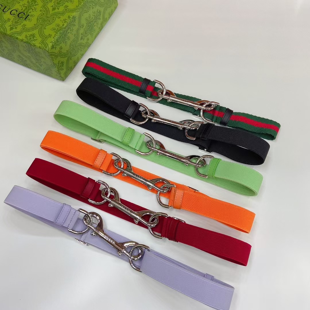 Gucci 古奇官网新款，双弹簧钩扣窄腰带，经典红绿布可调节，尺码S、M、L，新时尚穿搭，随性松弛感。2