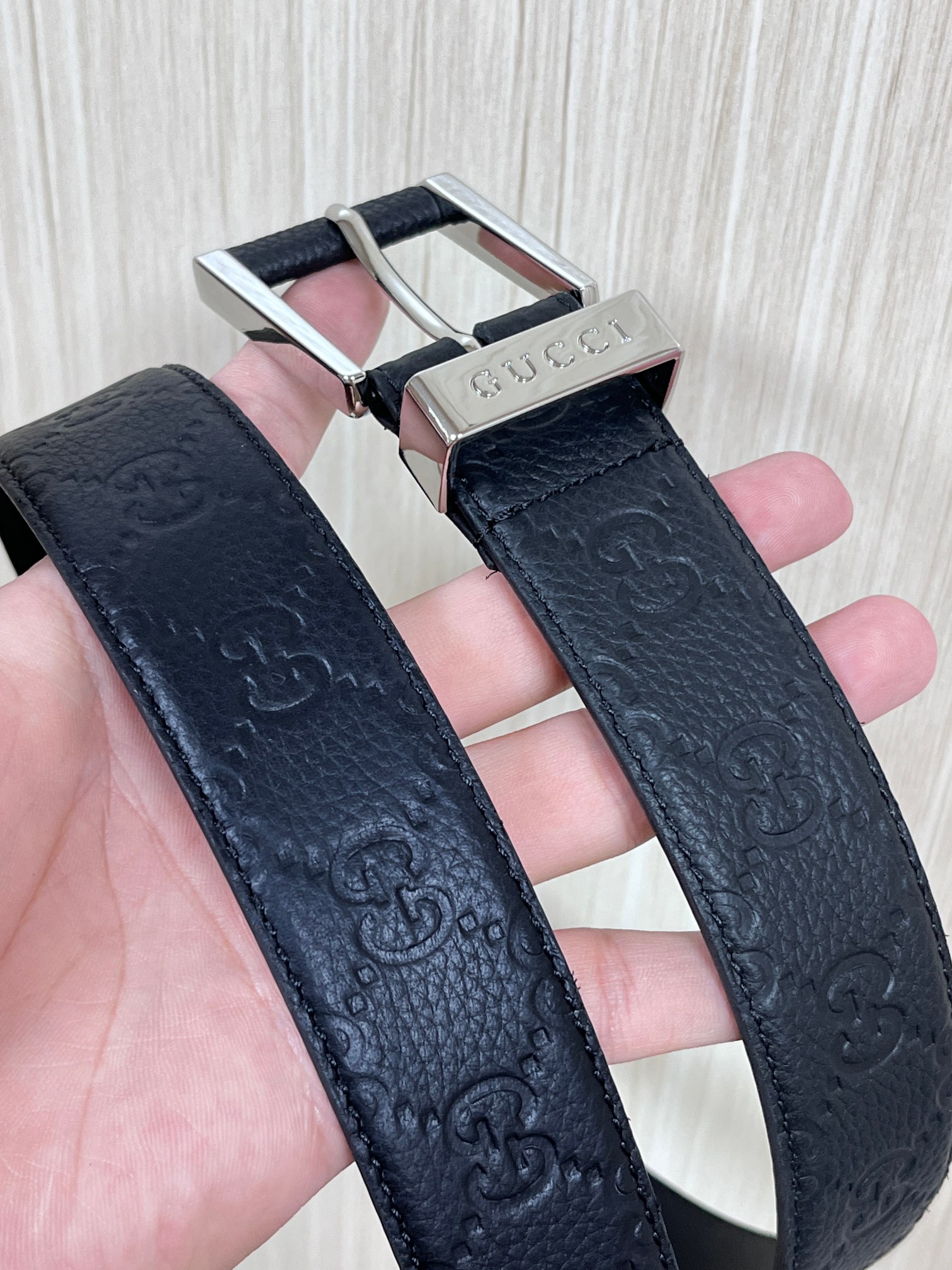 当季新款，中性色调精致牛皮革与方形搭扣完美合璧，不经意间散发商务正装风范。这款宽版腰带精选光面牛皮革制作