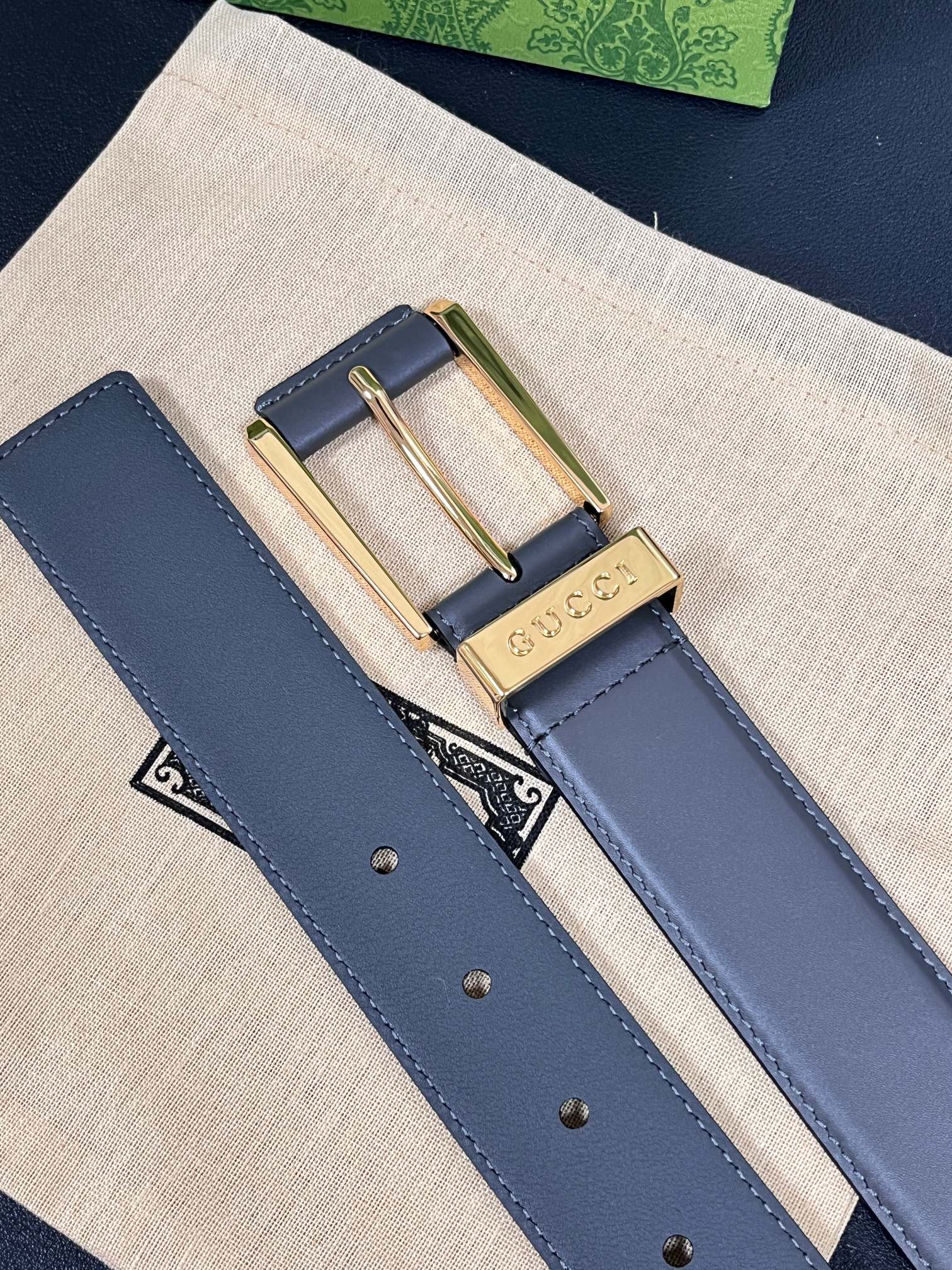 当季新款，中性色调精致牛皮革与方形搭扣完美合璧，不经意间散发商务正装风范。这款宽版腰带精选光面牛皮革制作