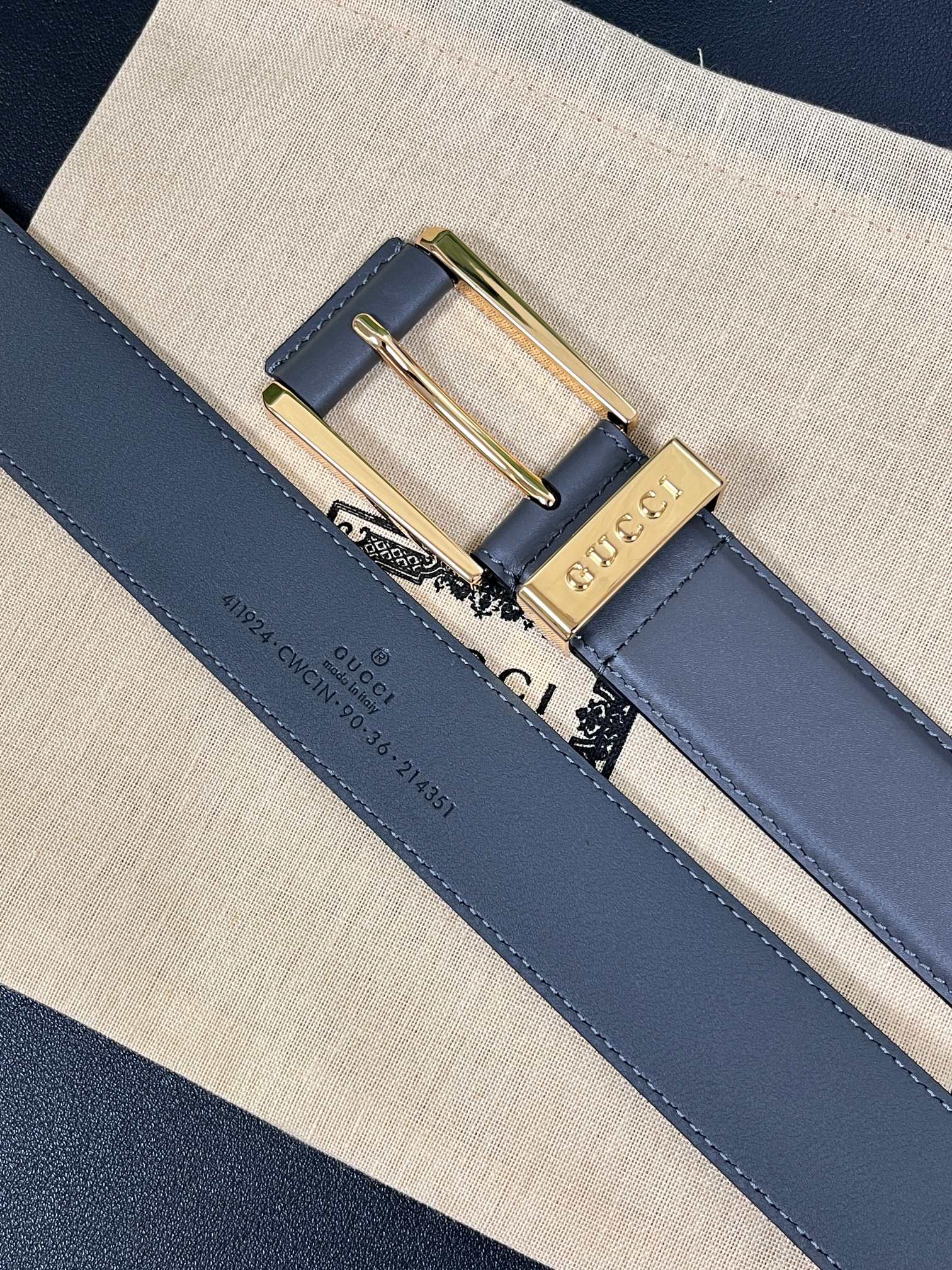 当季新款，中性色调精致牛皮革与方形搭扣完美合璧，不经意间散发商务正装风范。这款宽版腰带精选光面牛皮革制作