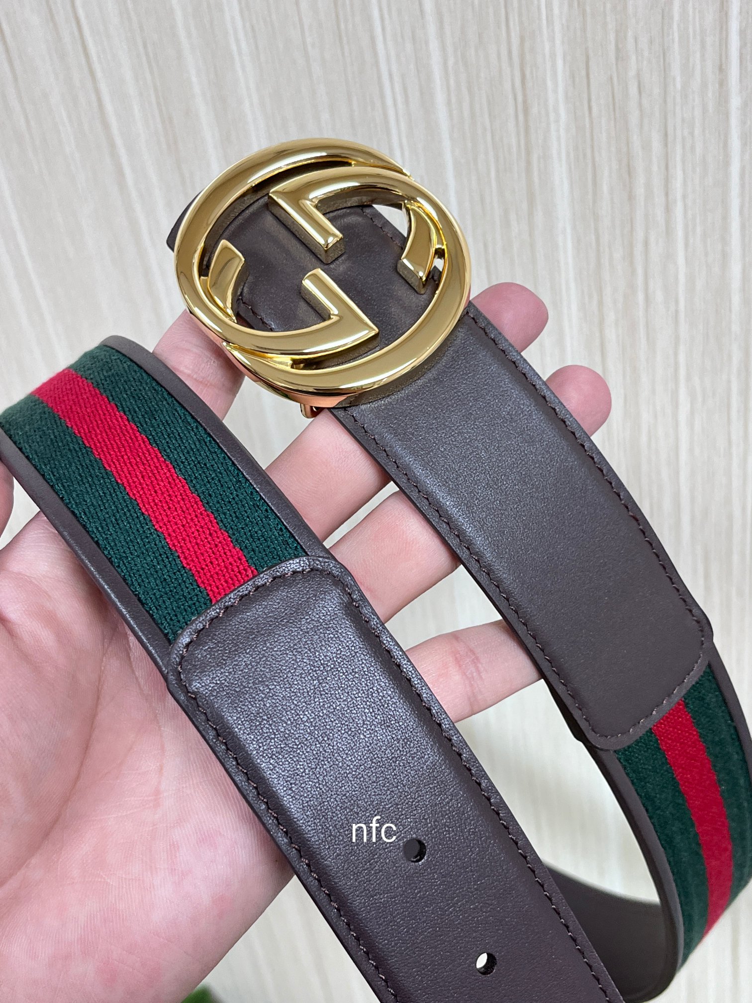 这款双面腰带采用红绿织带与深棕色牛皮革，搭配可拆卸互扣式双G搭扣，为2025秋冬系列再添新作。3.9宽包