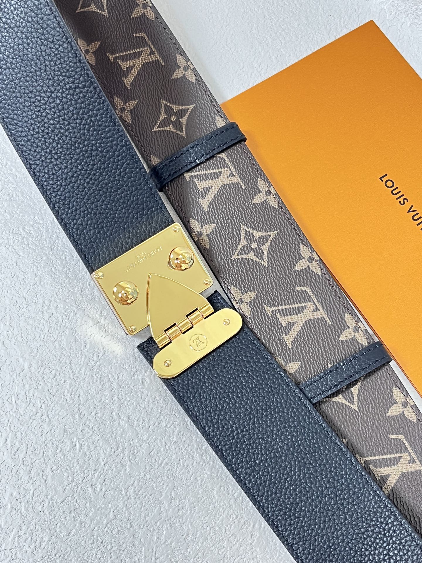 5.0宽双面进口材质.一面帆布印花.一面进口小牛皮.可以调节长度.双面可用75–110欧.5.0宽拉抻带