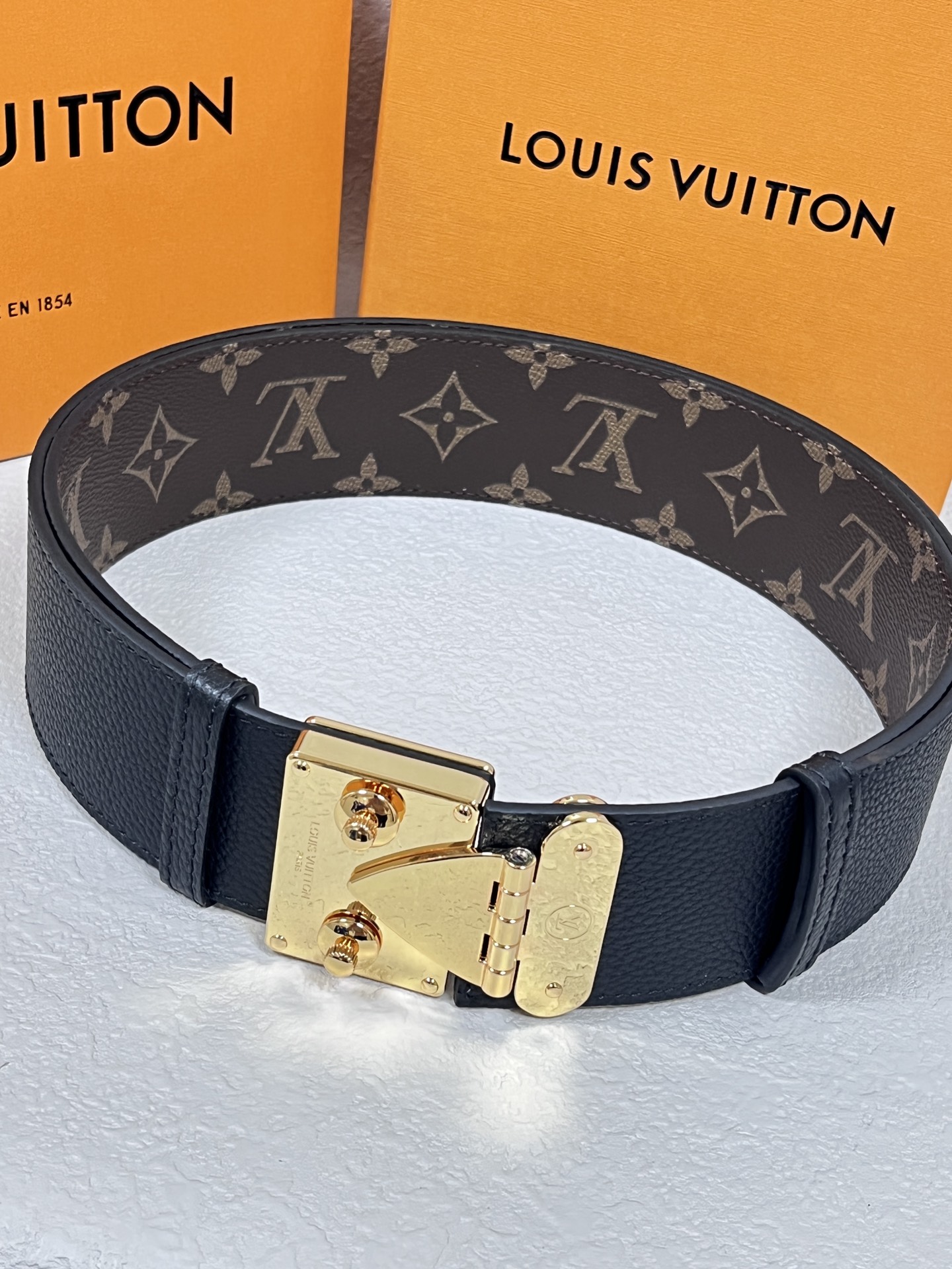 5.0宽双面进口材质.一面帆布印花.一面进口小牛皮.可以调节长度.双面可用75–110欧.5.0宽拉抻带