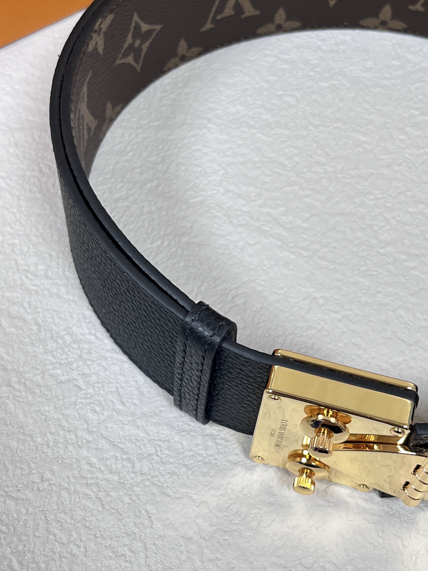 5.0宽双面进口材质.一面帆布印花.一面进口小牛皮.可以调节长度.双面可用75–110欧.5.0宽拉抻带