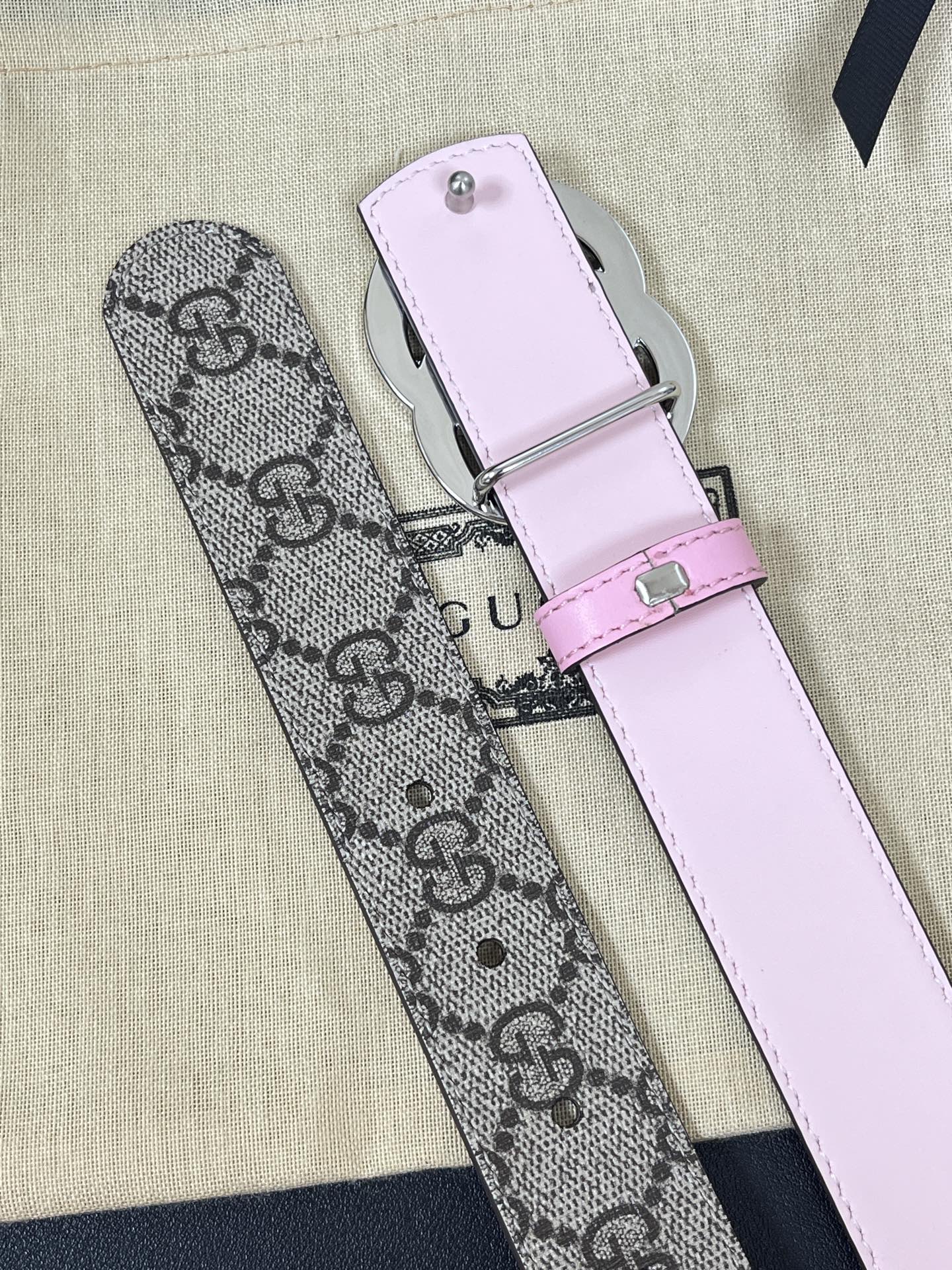 30cm当季新款，一面帆布印花，一面进口粉色牛皮双面可用，3.宽粉底牛皮挂扣.