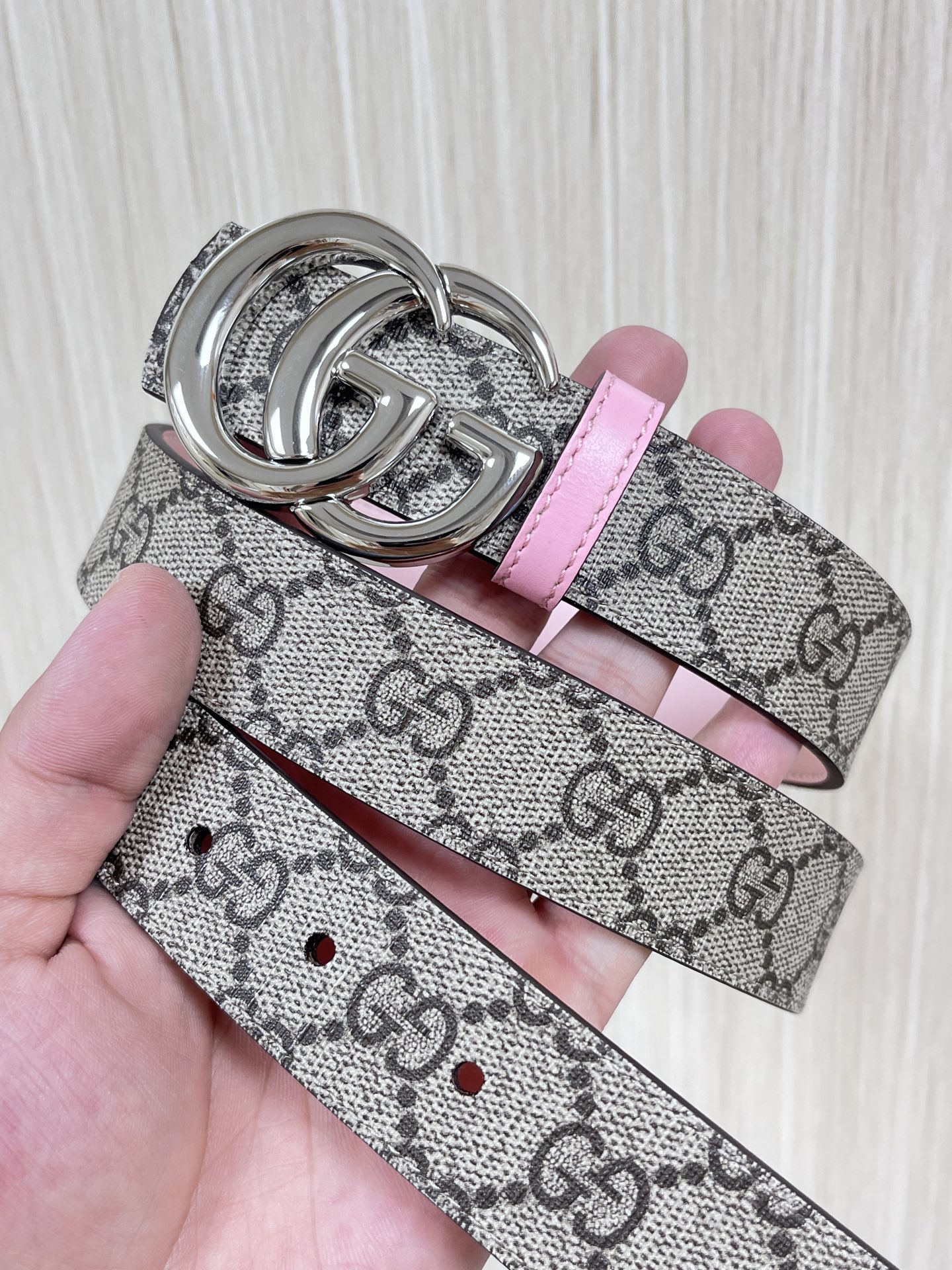 30cm当季新款，一面帆布印花，一面进口粉色牛皮双面可用，3.宽粉底牛皮挂扣.