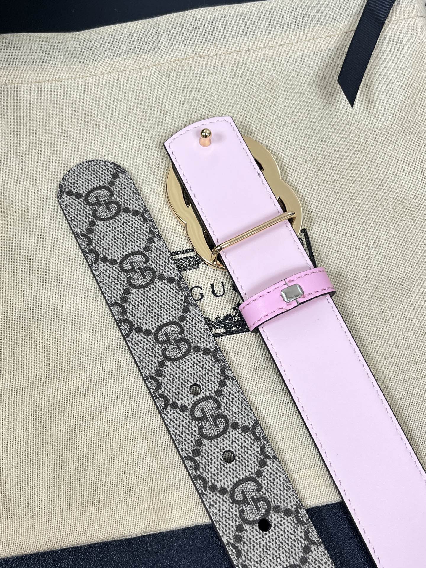 30cm当季新款，一面帆布印花，一面进口粉色牛皮双面可用，3.宽粉底牛皮挂扣.