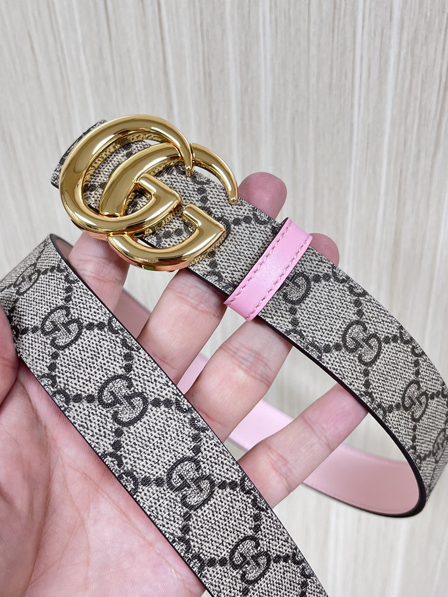 30cm当季新款，一面帆布印花，一面进口粉色牛皮双面可用，3.宽粉底牛皮挂扣.