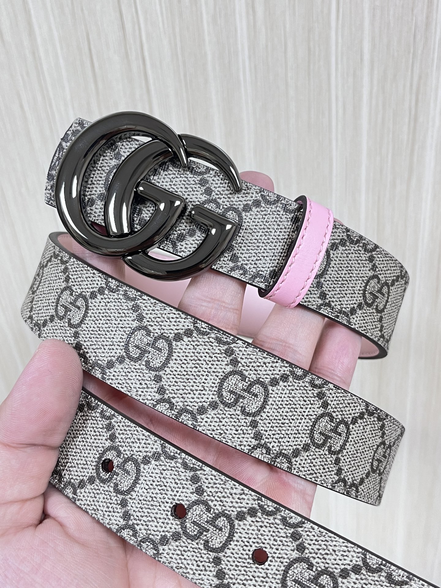 30cm当季新款，一面帆布印花，一面进口粉色牛皮双面可用，3.宽粉底牛皮挂扣.