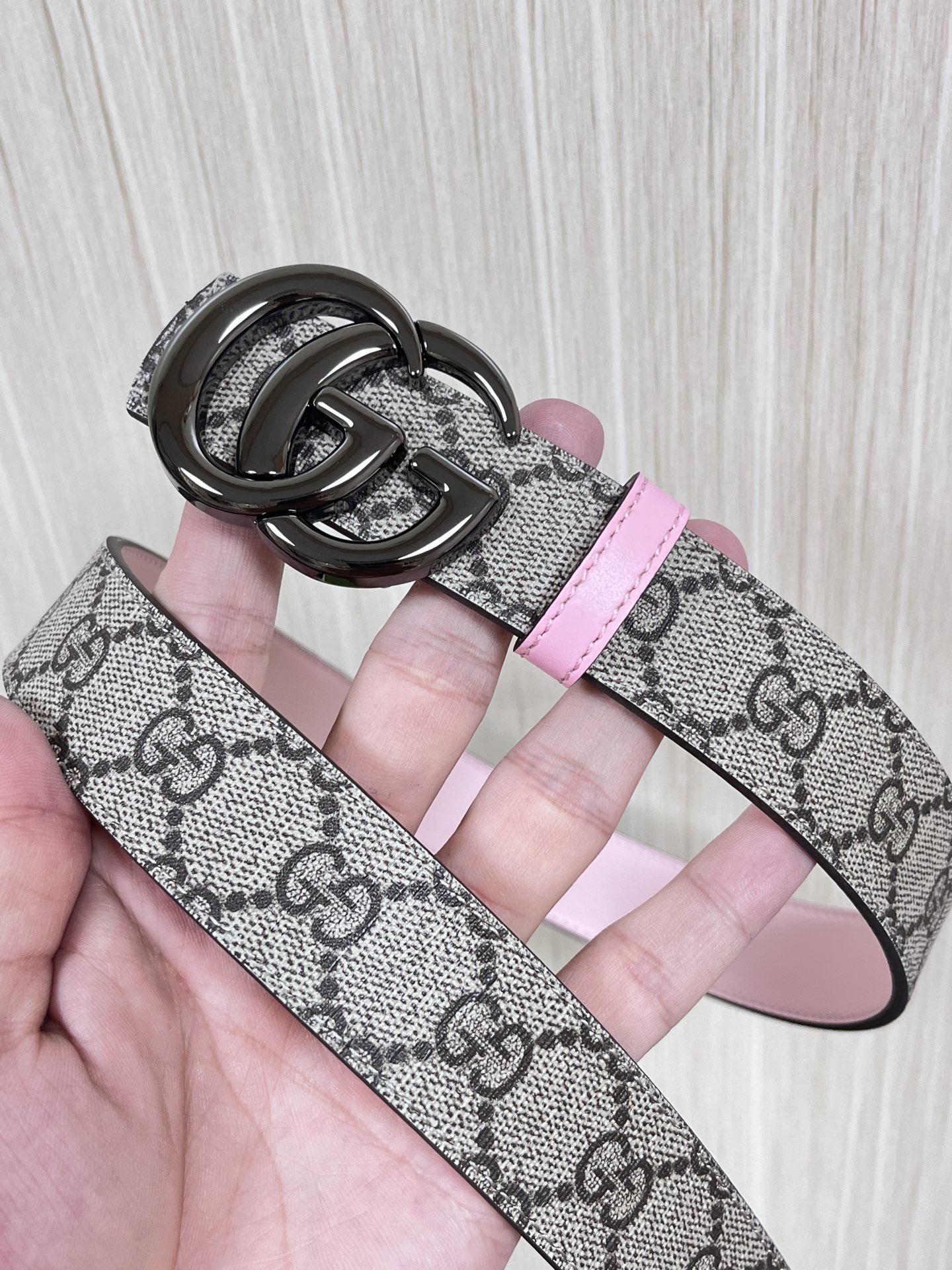 30cm当季新款，一面帆布印花，一面进口粉色牛皮双面可用，3.宽粉底牛皮挂扣.