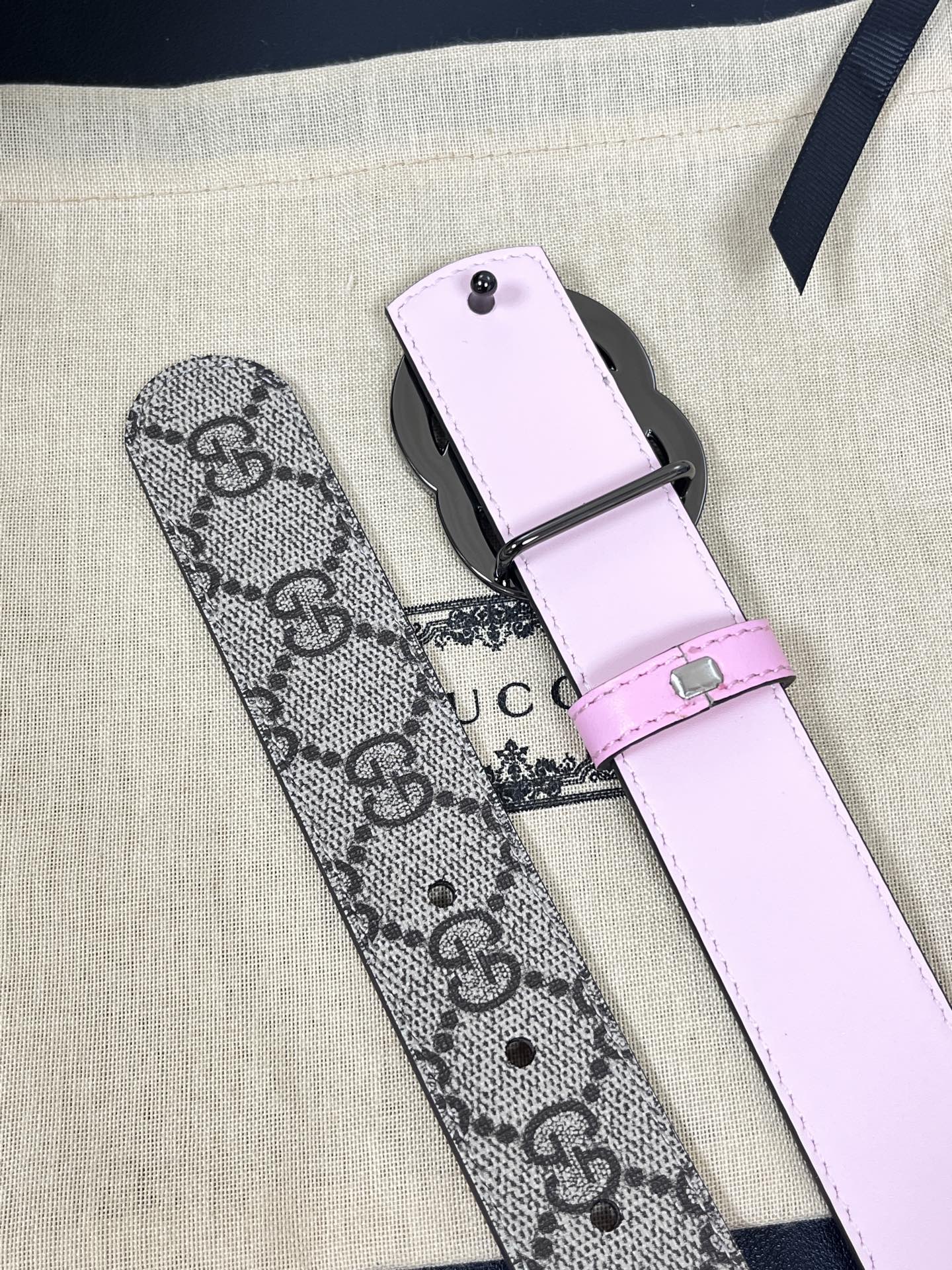 30cm当季新款，一面帆布印花，一面进口粉色牛皮双面可用，3.宽粉底牛皮挂扣.