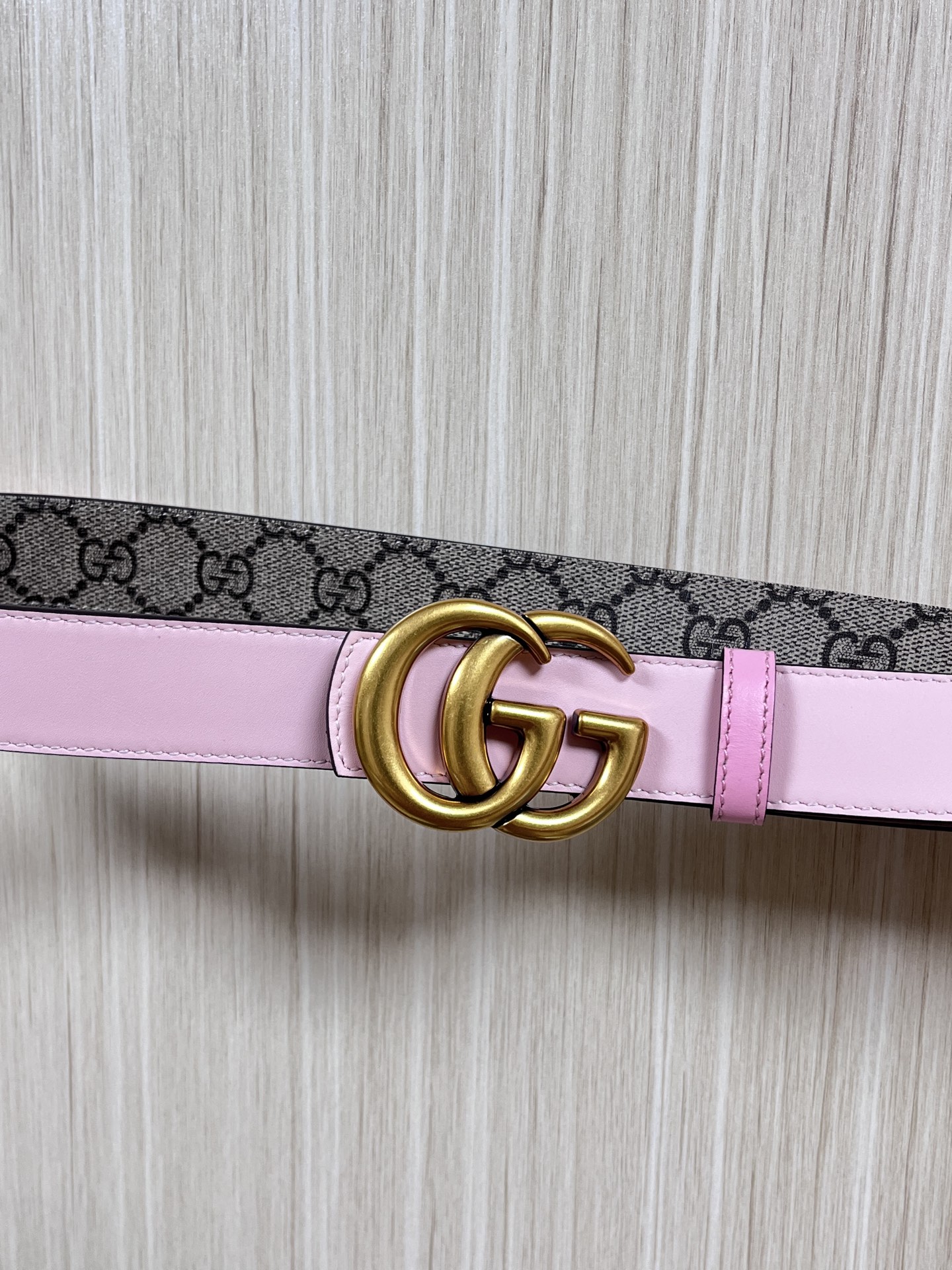 30cm当季新款，一面帆布印花，一面进口粉色牛皮双面可用，3.宽粉底牛皮挂扣.