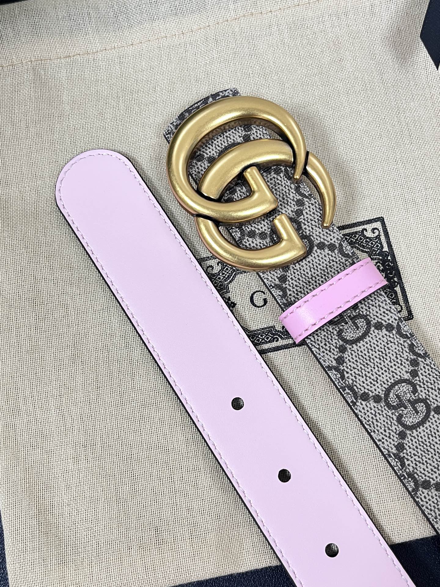 30cm当季新款，一面帆布印花，一面进口粉色牛皮双面可用，3.宽粉底牛皮挂扣.