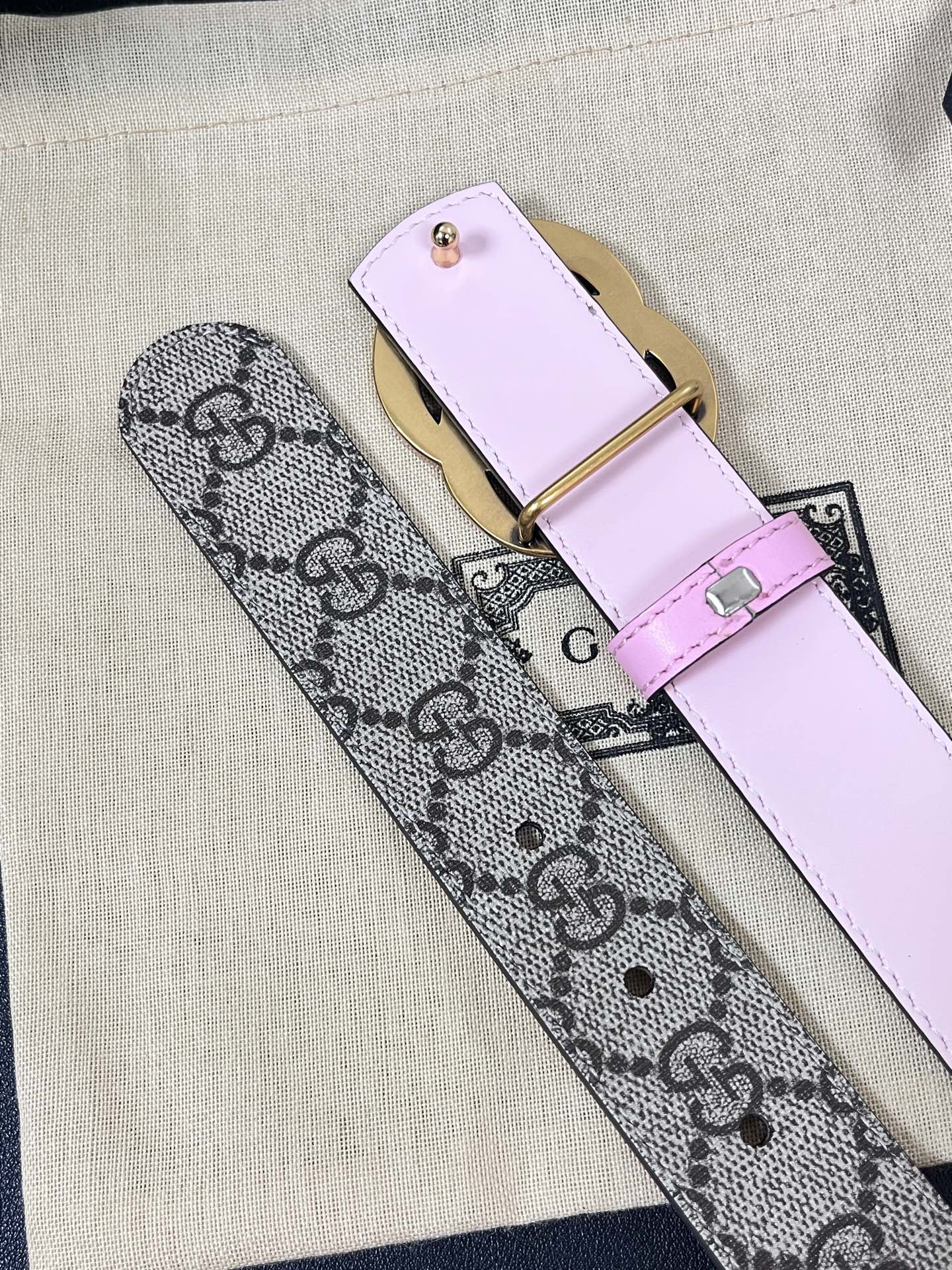 30cm当季新款，一面帆布印花，一面进口粉色牛皮双面可用，3.宽粉底牛皮挂扣.