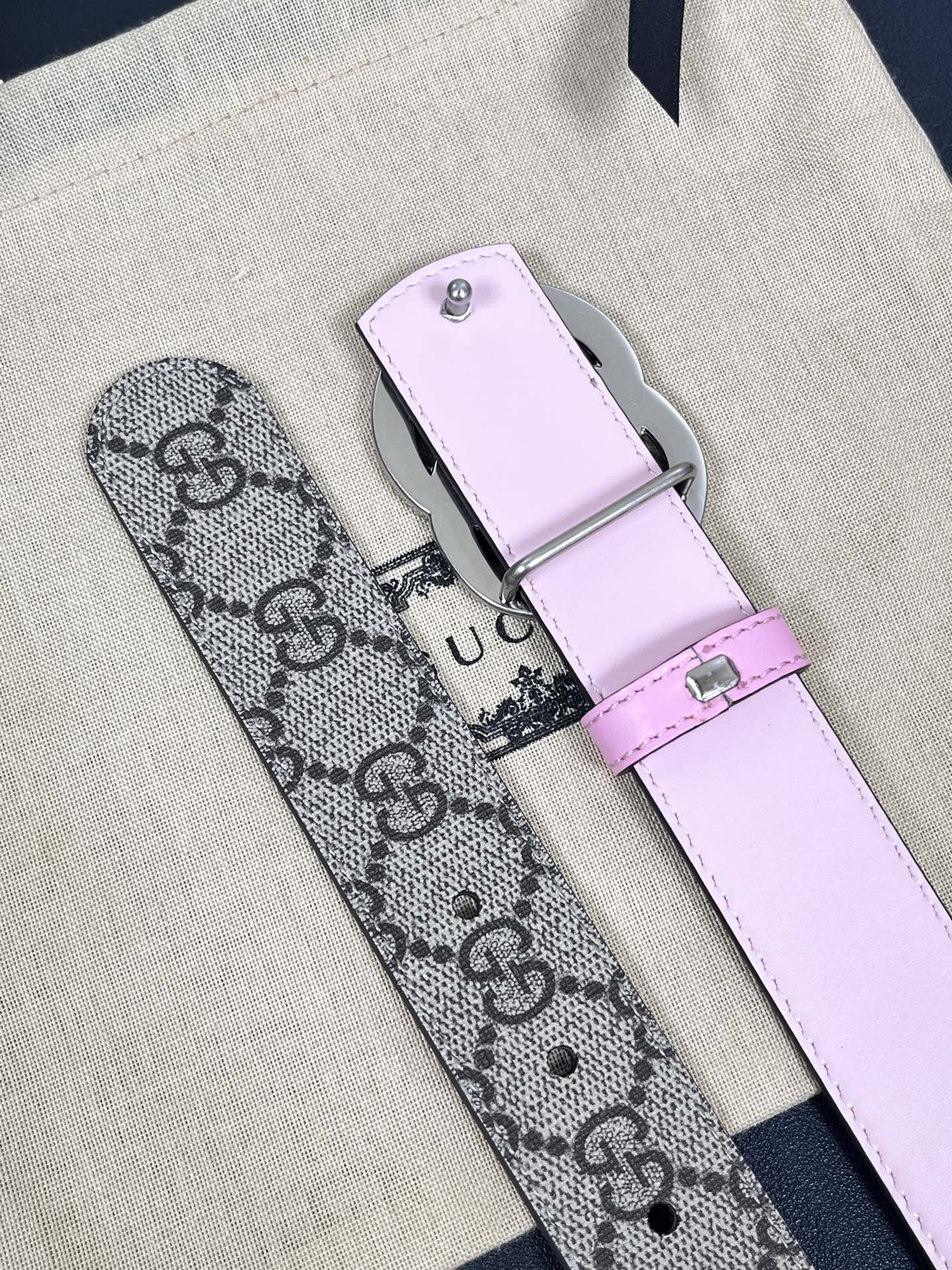 30cm当季新款，一面帆布印花，一面进口粉色牛皮双面可用，3.宽粉底牛皮挂扣.