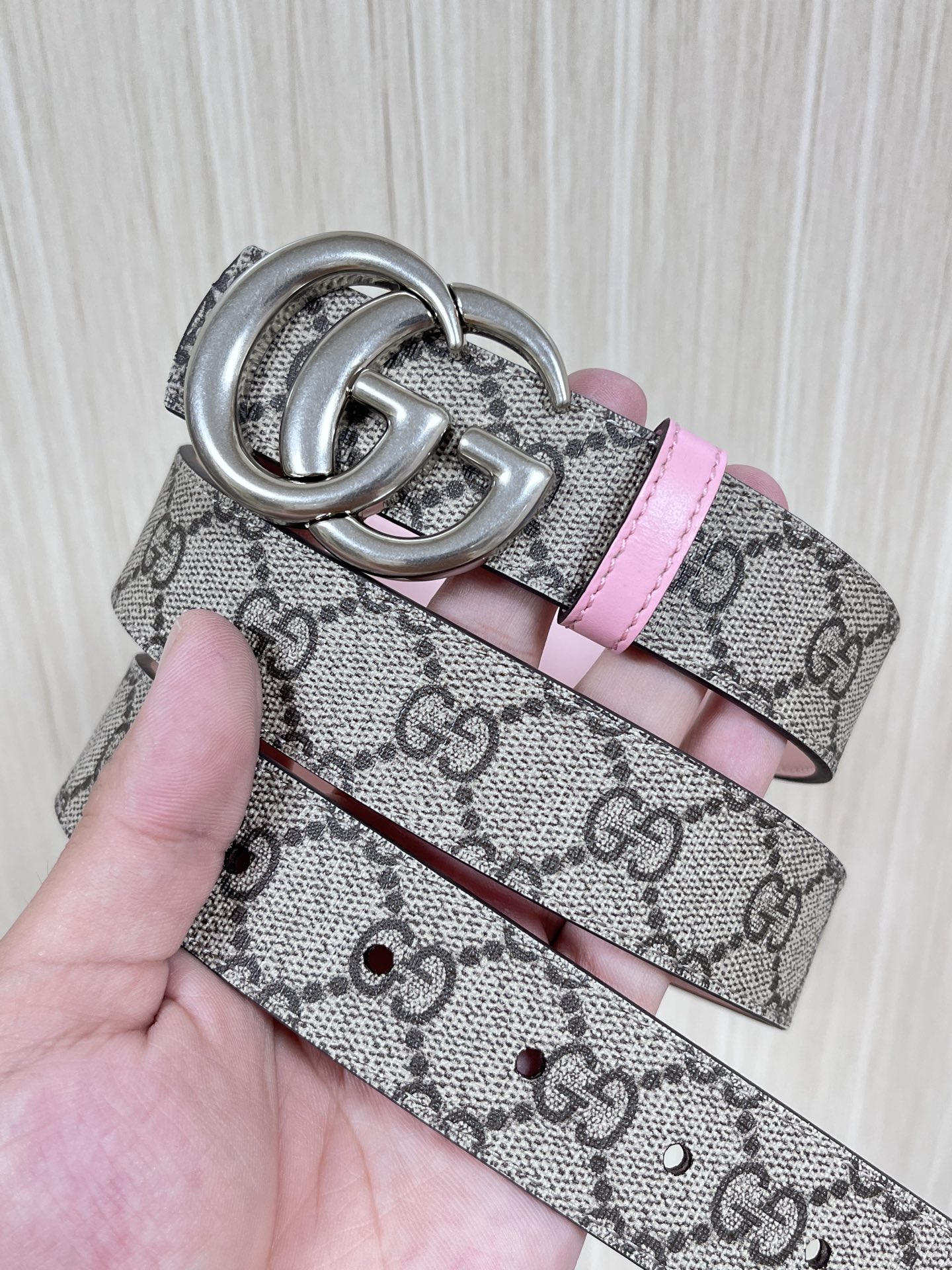 30cm当季新款，一面帆布印花，一面进口粉色牛皮双面可用，3.宽粉底牛皮挂扣.