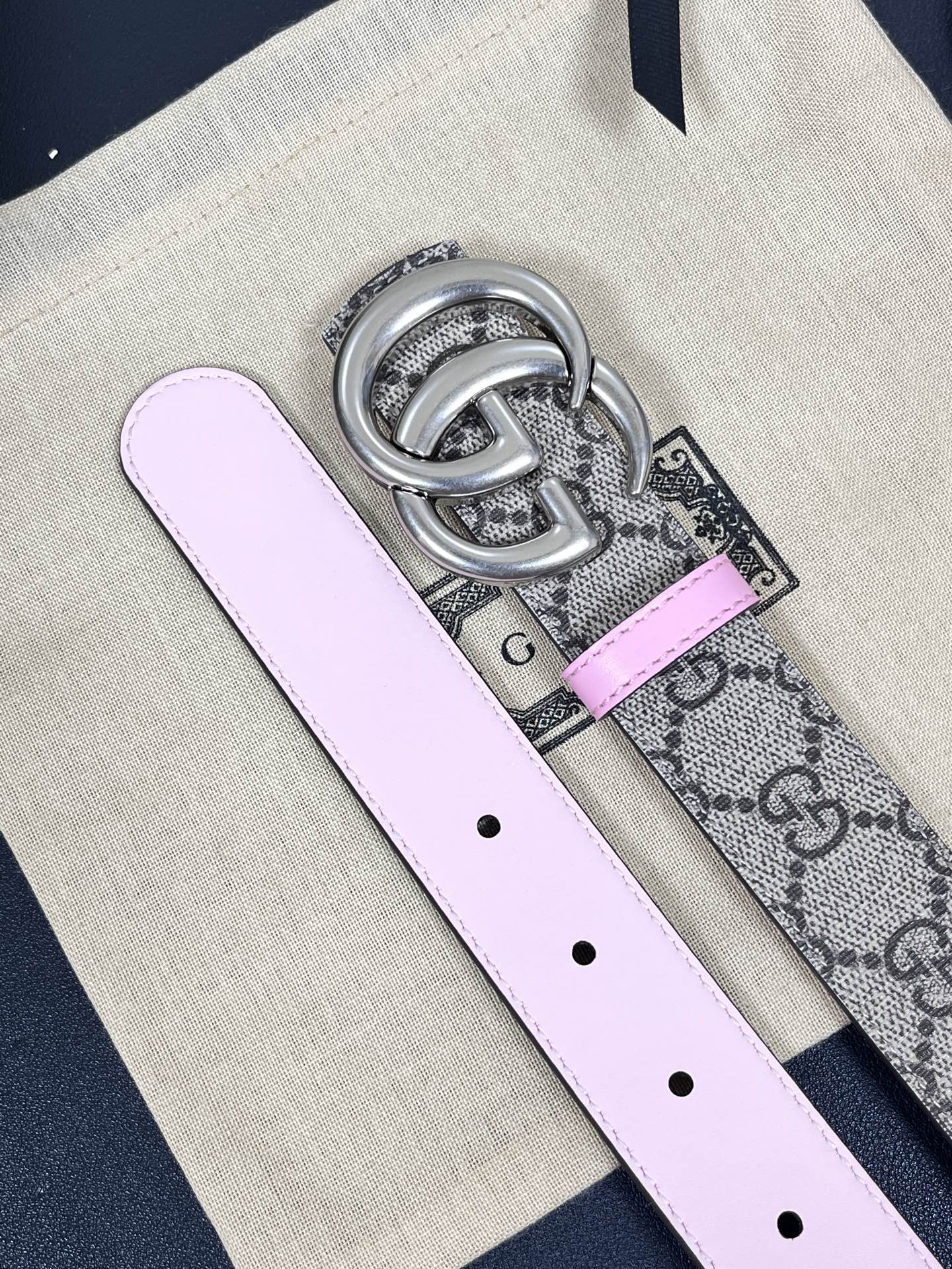 30cm当季新款，一面帆布印花，一面进口粉色牛皮双面可用，3.宽粉底牛皮挂扣.