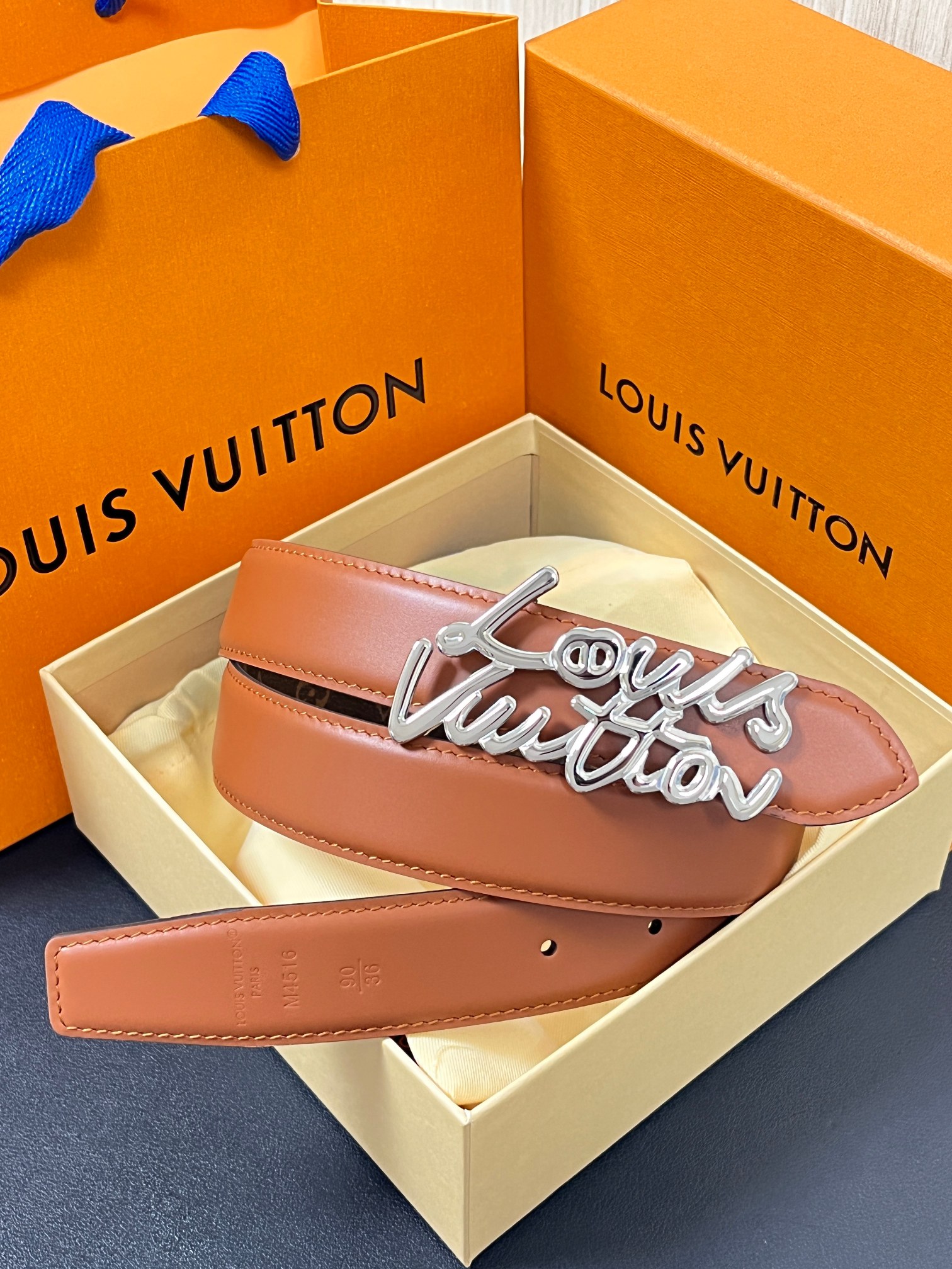 🌸Lv 女款当季新款，腰带取材雍容牛皮革和 Monogram 帆布，便于随心切换两式风尚。路易威登手写体