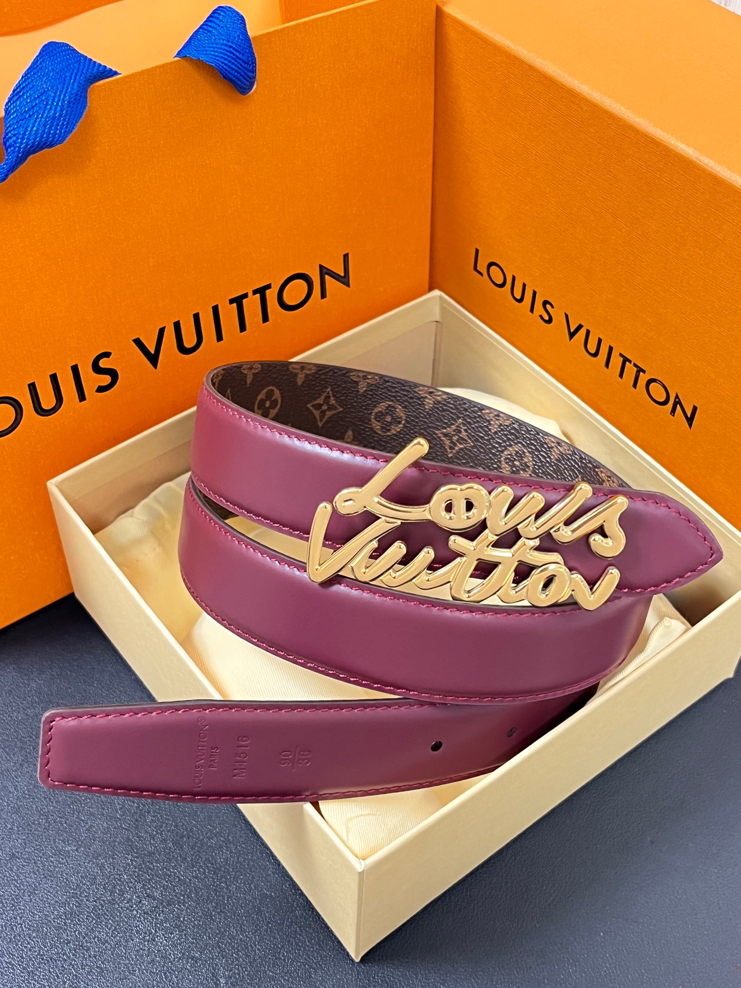 🌸Lv 女款当季新款，腰带取材雍容牛皮革和 Monogram 帆布，便于随心切换两式风尚。路易威登手写体