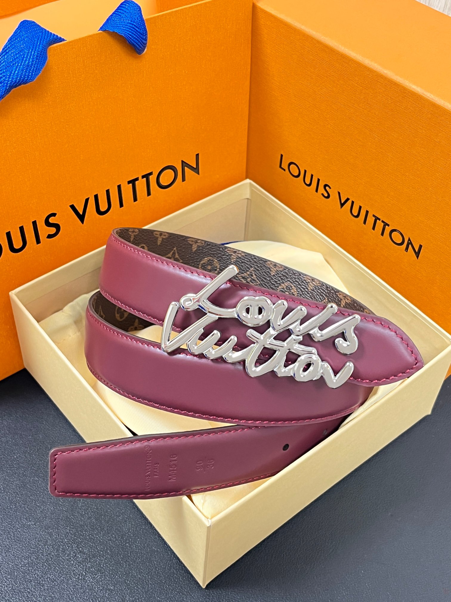 🌸Lv 女款当季新款，腰带取材雍容牛皮革和 Monogram 帆布，便于随心切换两式风尚。路易威登手写体