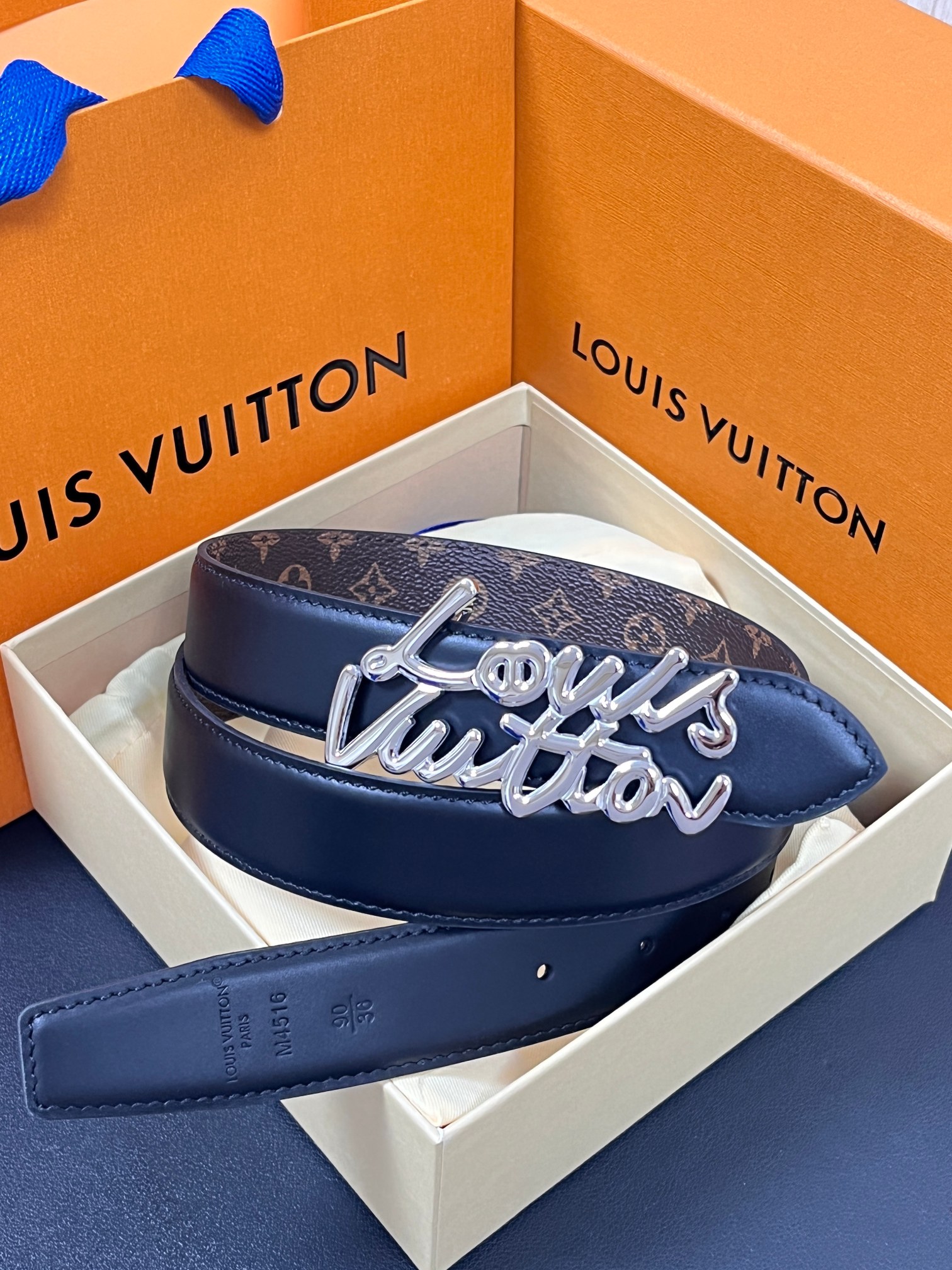 🌸Lv 女款当季新款，腰带取材雍容牛皮革和 Monogram 帆布，便于随心切换两式风尚。路易威登手写体