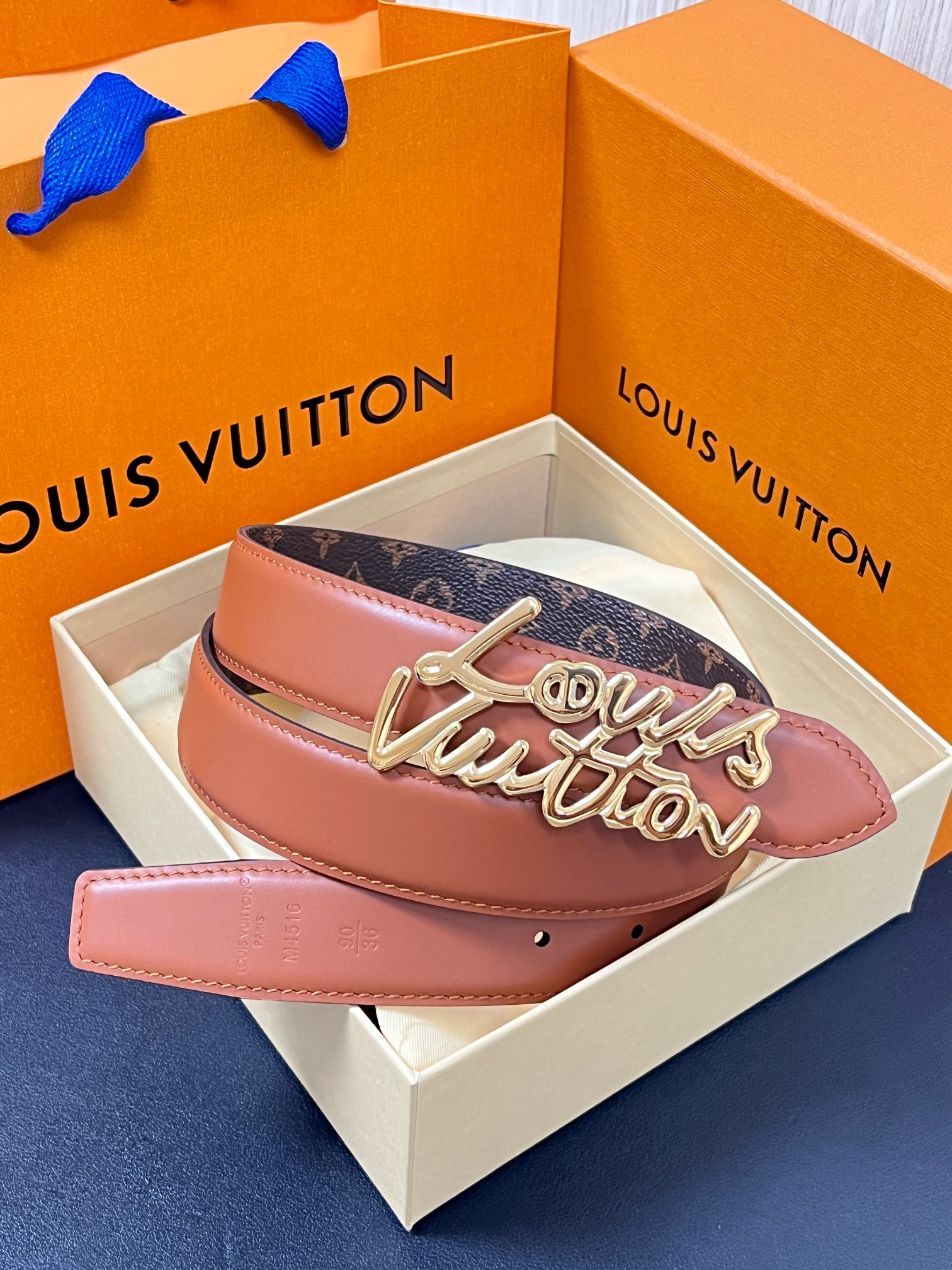 🌸Lv 女款当季新款，腰带取材雍容牛皮革和 Monogram 帆布，便于随心切换两式风尚。路易威登手写体