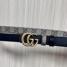2025秋冬系列焕新演绎富有辨识度的GG Marmont系列。这款双面腰带采用GG SuPreme与皮革 2025秋冬系列焕新演绎富有辨识度的GG Marmont系列。这款双面腰带采用GG SuPreme与皮革