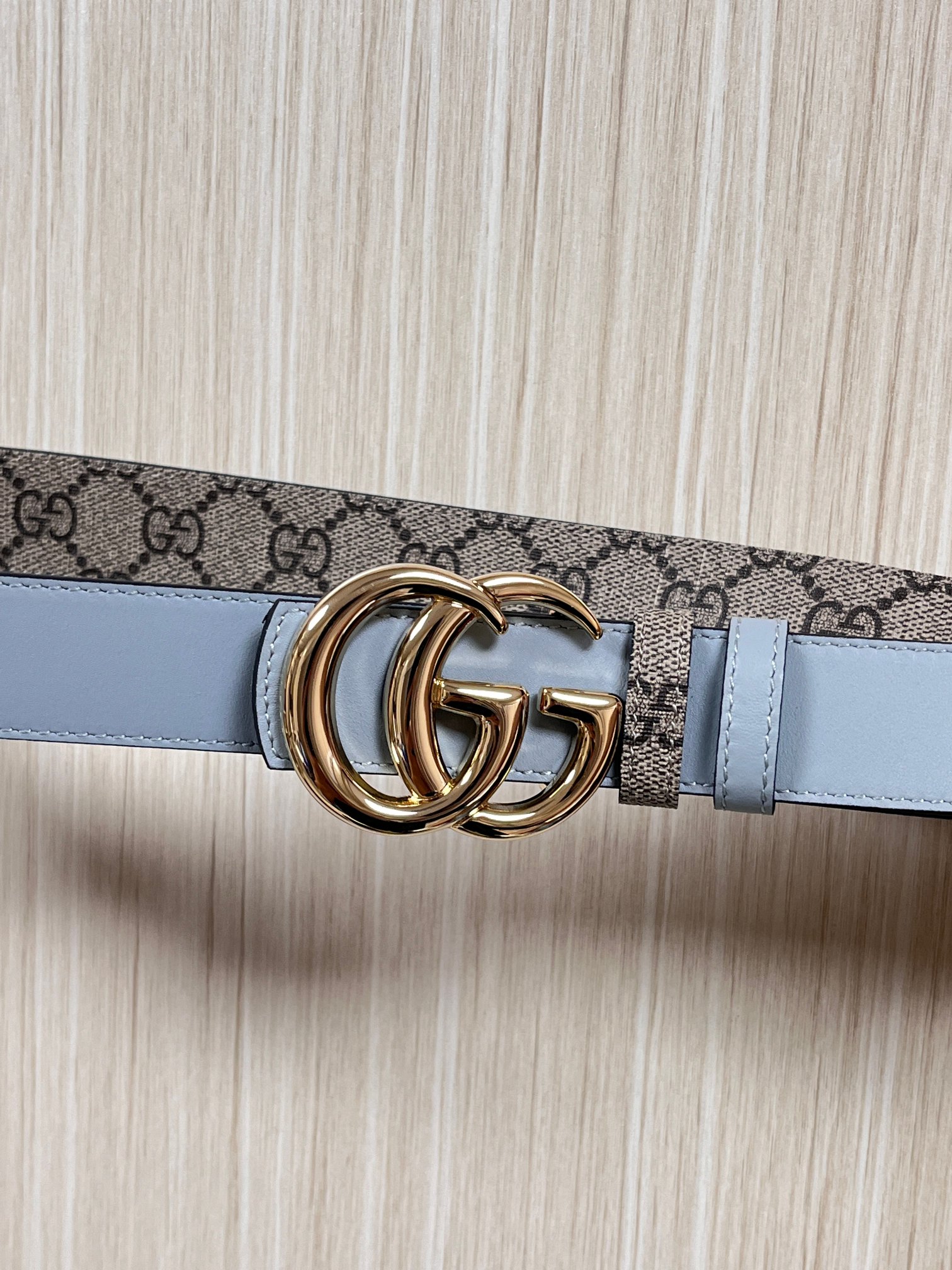 2025秋冬系列焕新演绎富有辨识度的GG Marmont系列。这款双面腰带采用GG印花压纹皮革与皮革材质