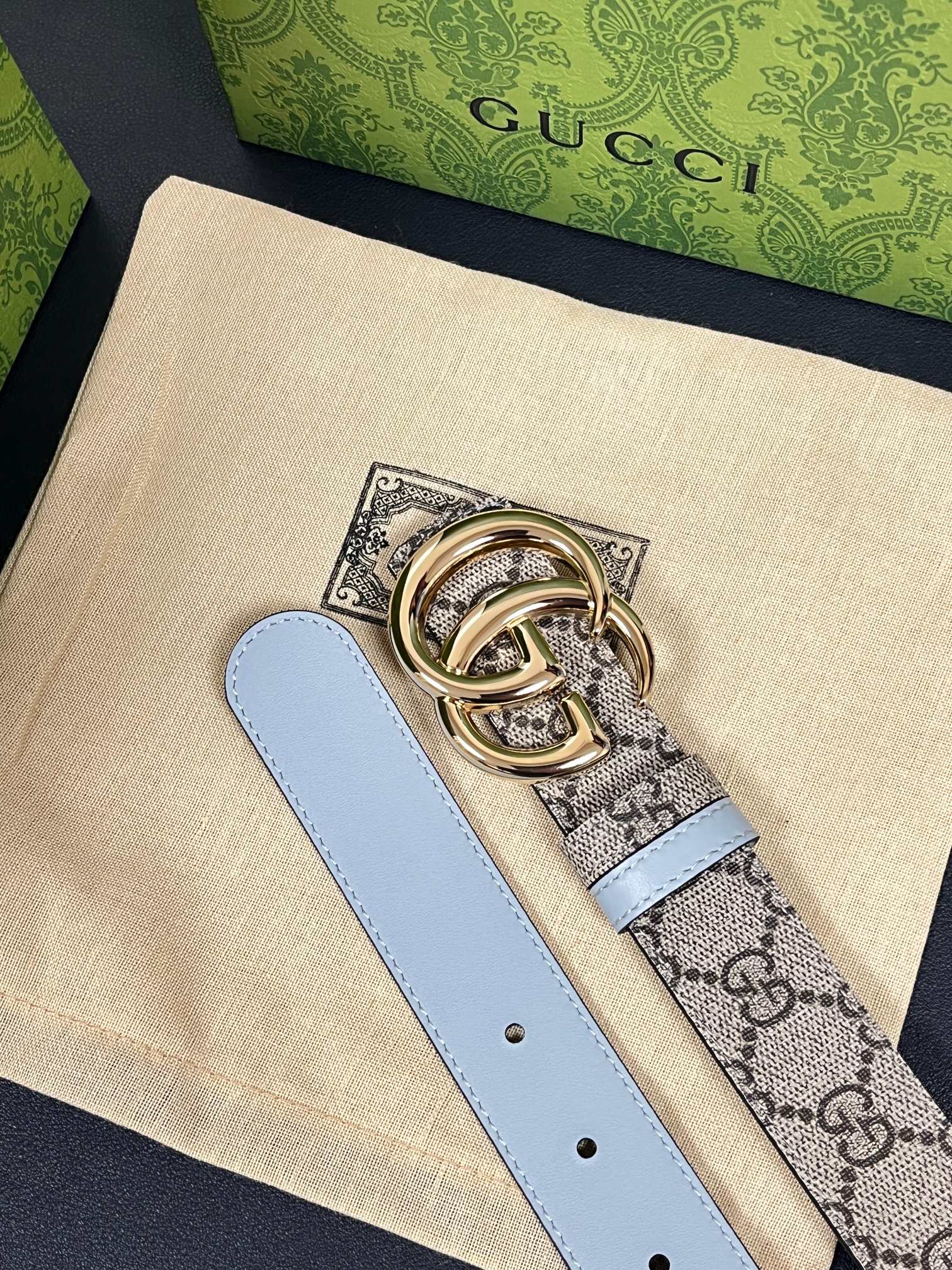 2025秋冬系列焕新演绎富有辨识度的GG Marmont系列。这款双面腰带采用GG印花压纹皮革与皮革材质