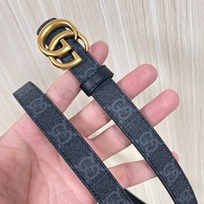 2025秋冬系列焕新演绎富有辨识度的GG Marmont系列。这款双面腰带采用GG SuPreme与皮革 2025秋冬系列焕新演绎富有辨识度的GG Marmont系列。这款双面腰带采用GG SuPreme与皮革