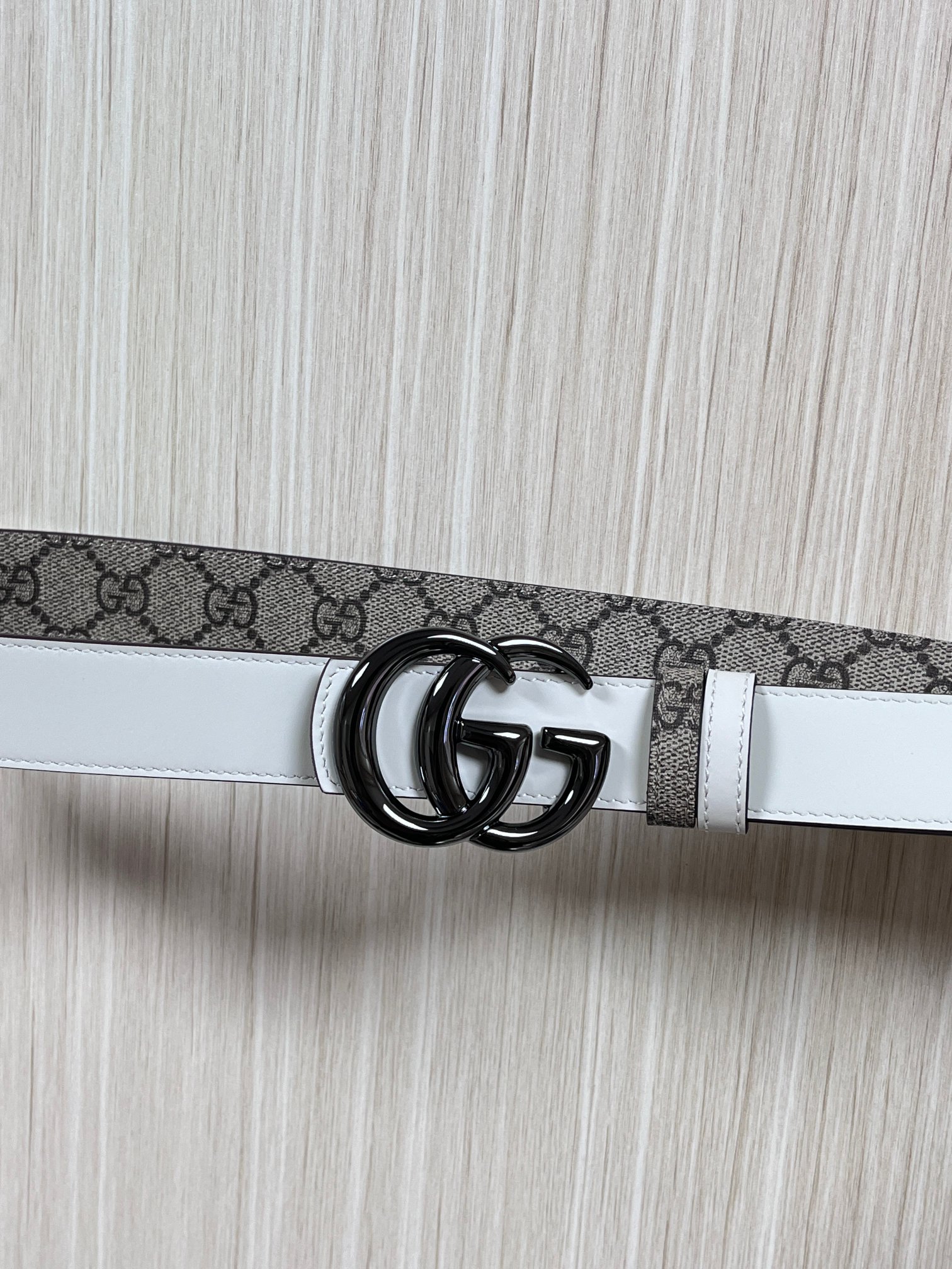 2025秋冬系列焕新演绎富有辨识度的GG Marmont系列。这款双面腰带采用GG Supreme与皮革
