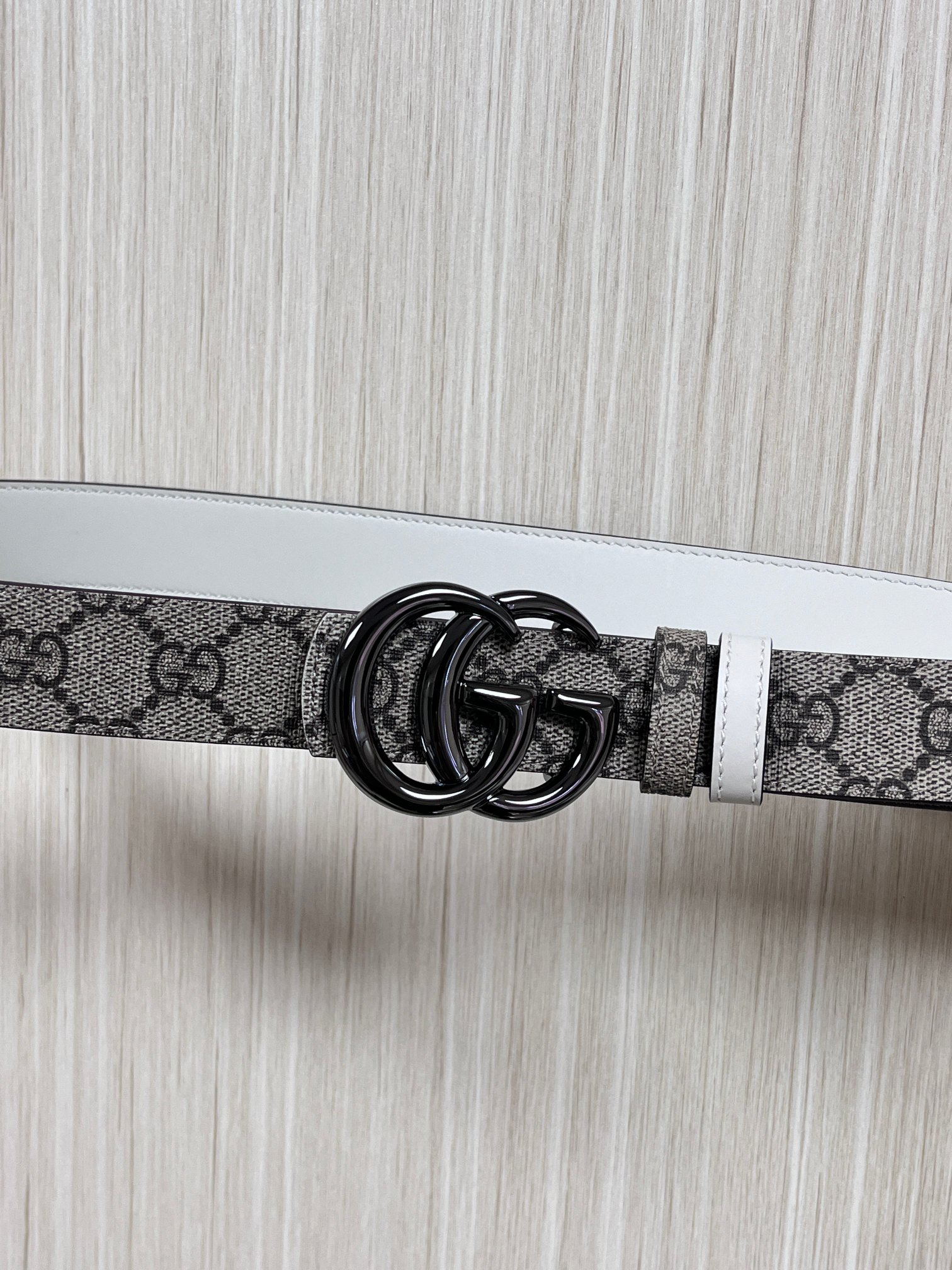 2025秋冬系列焕新演绎富有辨识度的GG Marmont系列。这款双面腰带采用GG Supreme与皮革