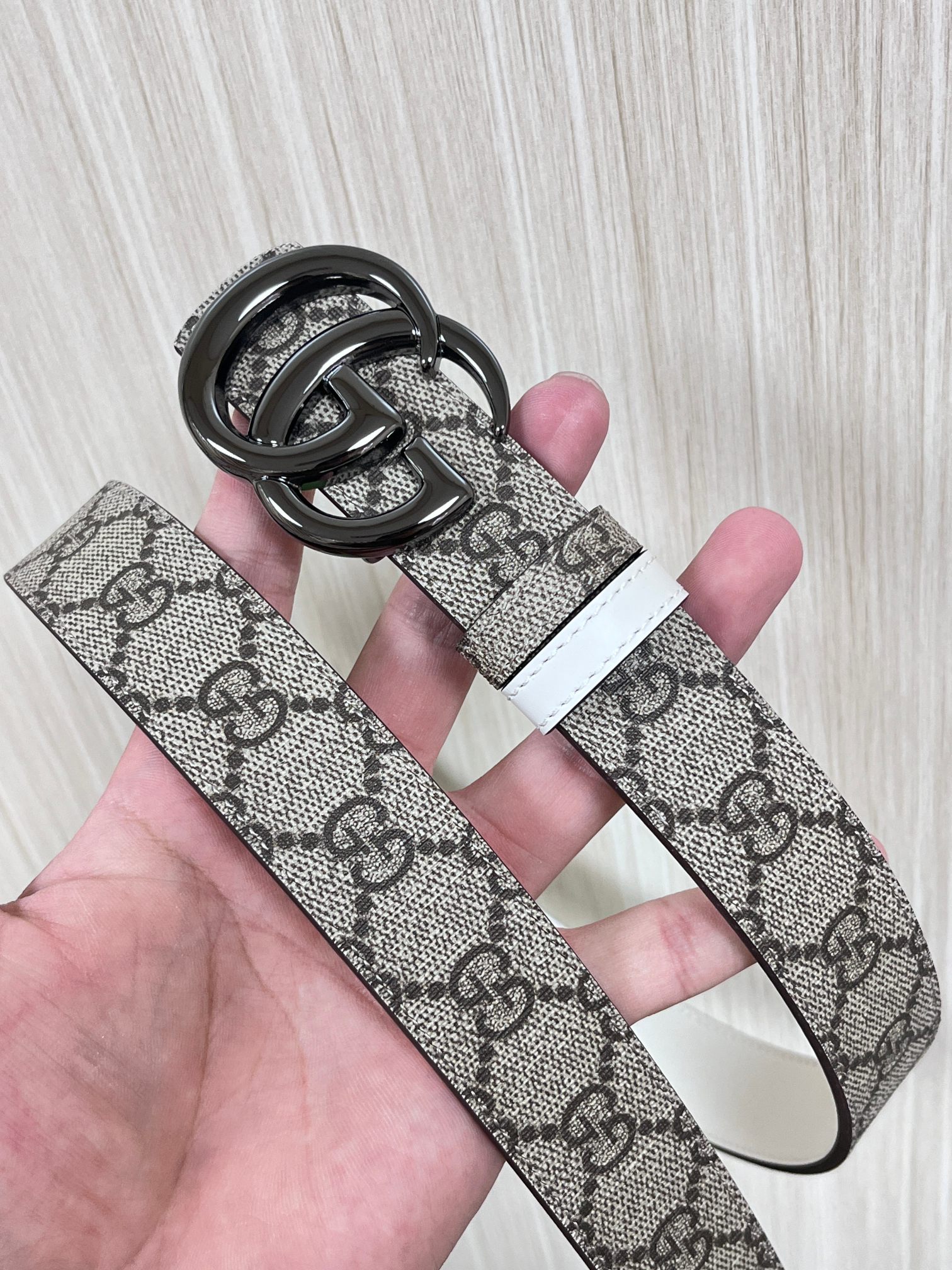 2025秋冬系列焕新演绎富有辨识度的GG Marmont系列。这款双面腰带采用GG Supreme与皮革